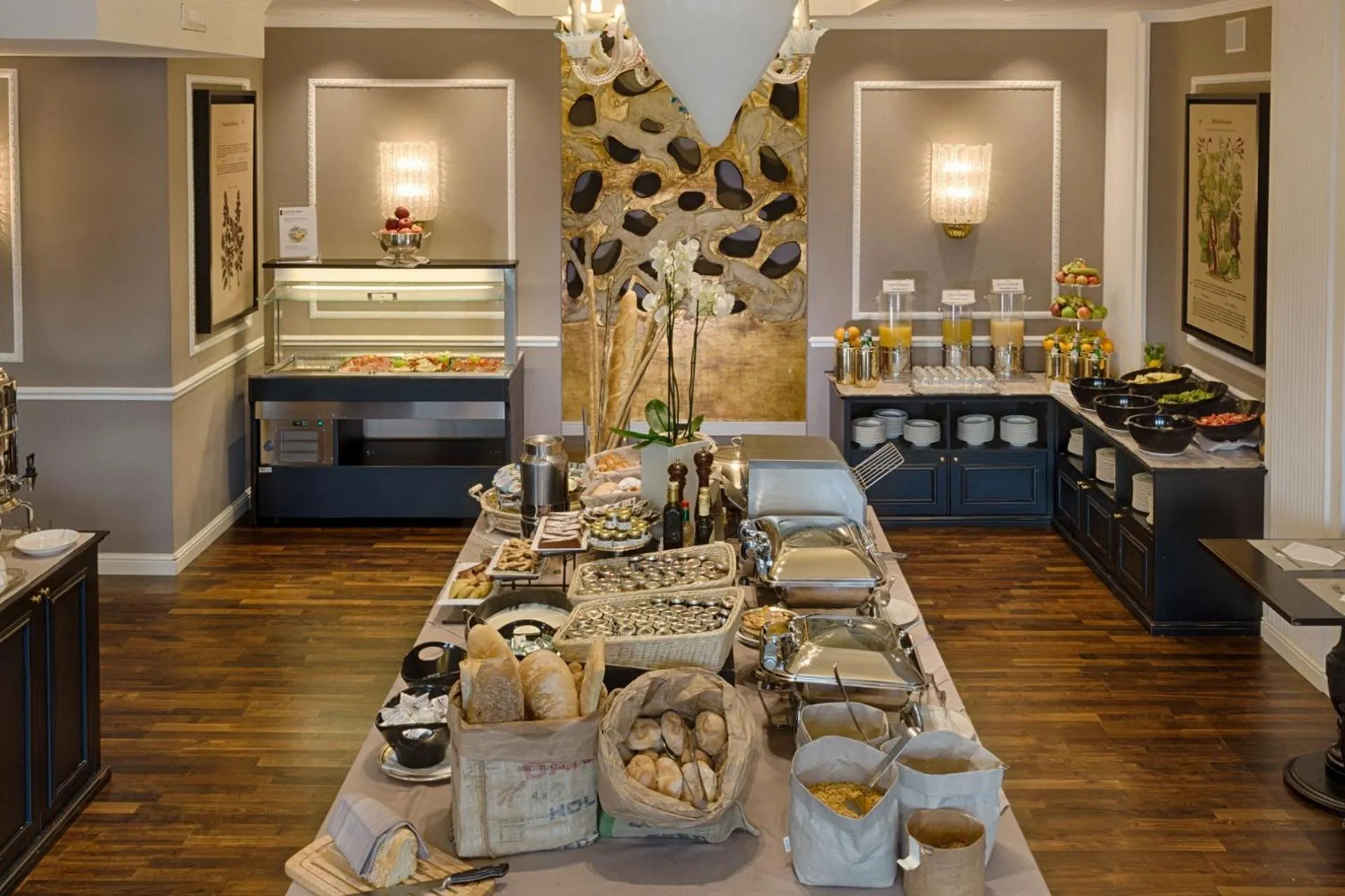 Buffet breakfast in Plaza Hotel Lucchesi