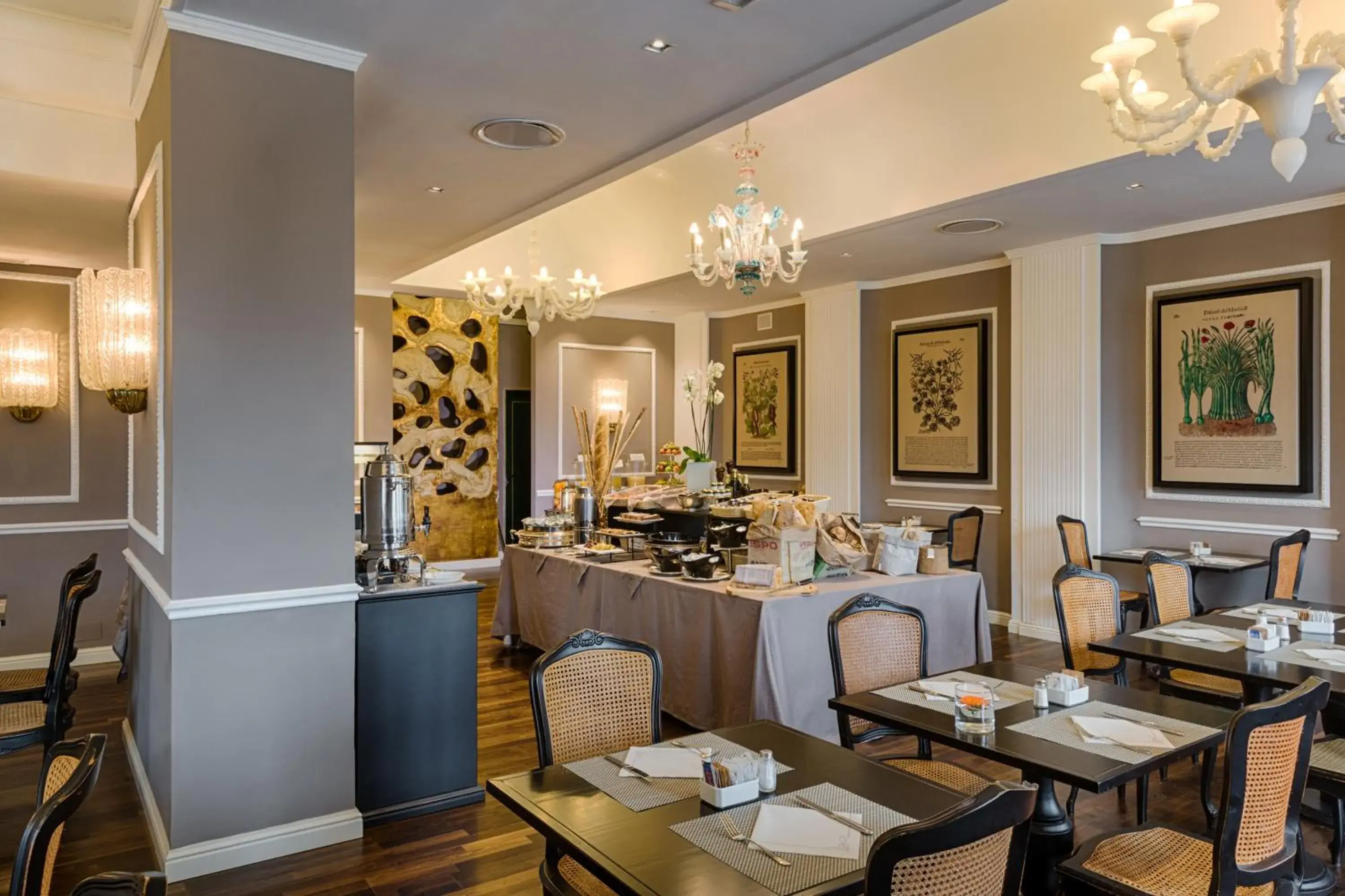 Restaurant/places to eat in Plaza Hotel Lucchesi Restaurant/places to eat in Plaza Hotel Lucchesi