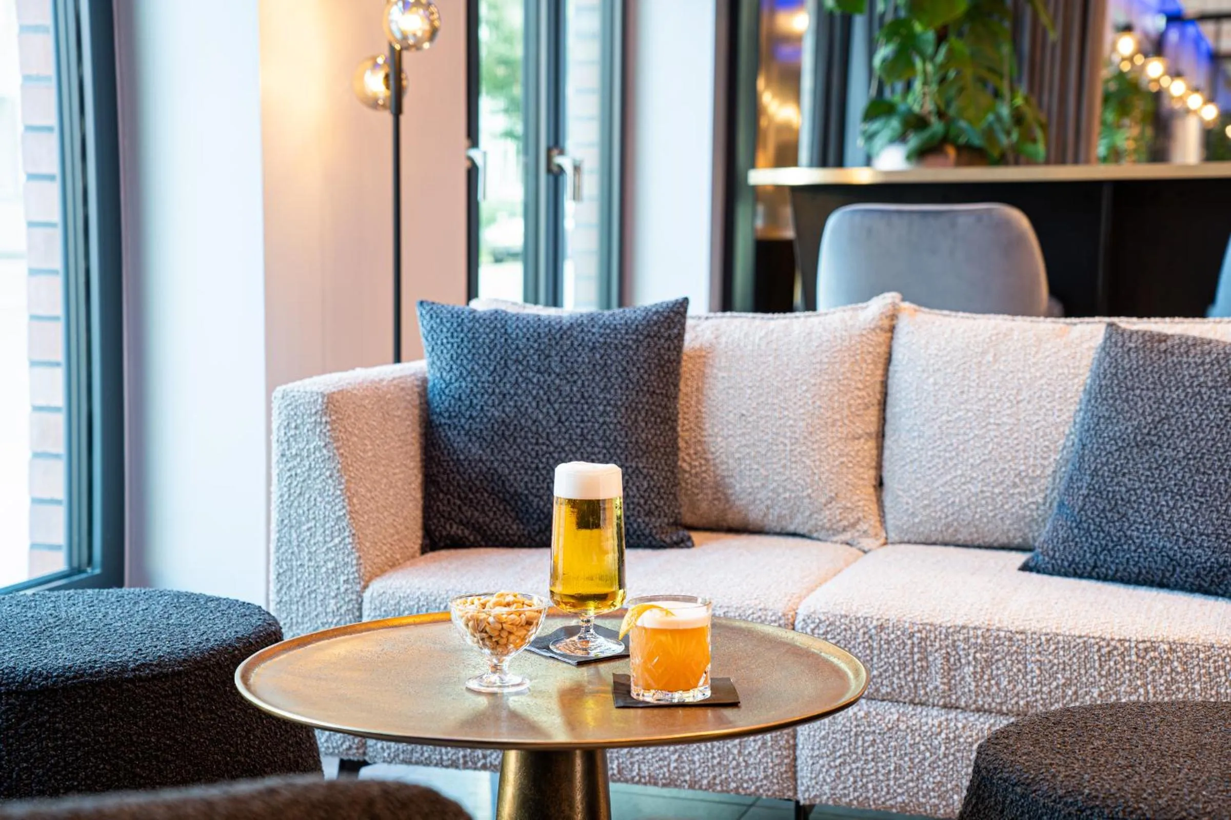 Lounge or bar in Leonardo Hotel Hamburg Altona