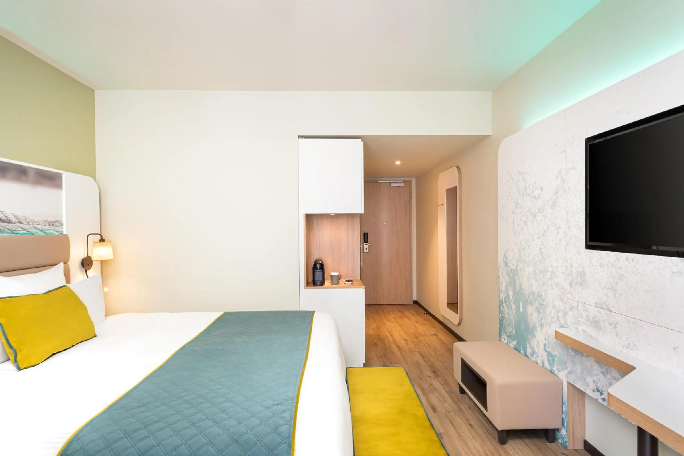 TV and multimedia, Bed in Leonardo Hotel Hamburg Altona