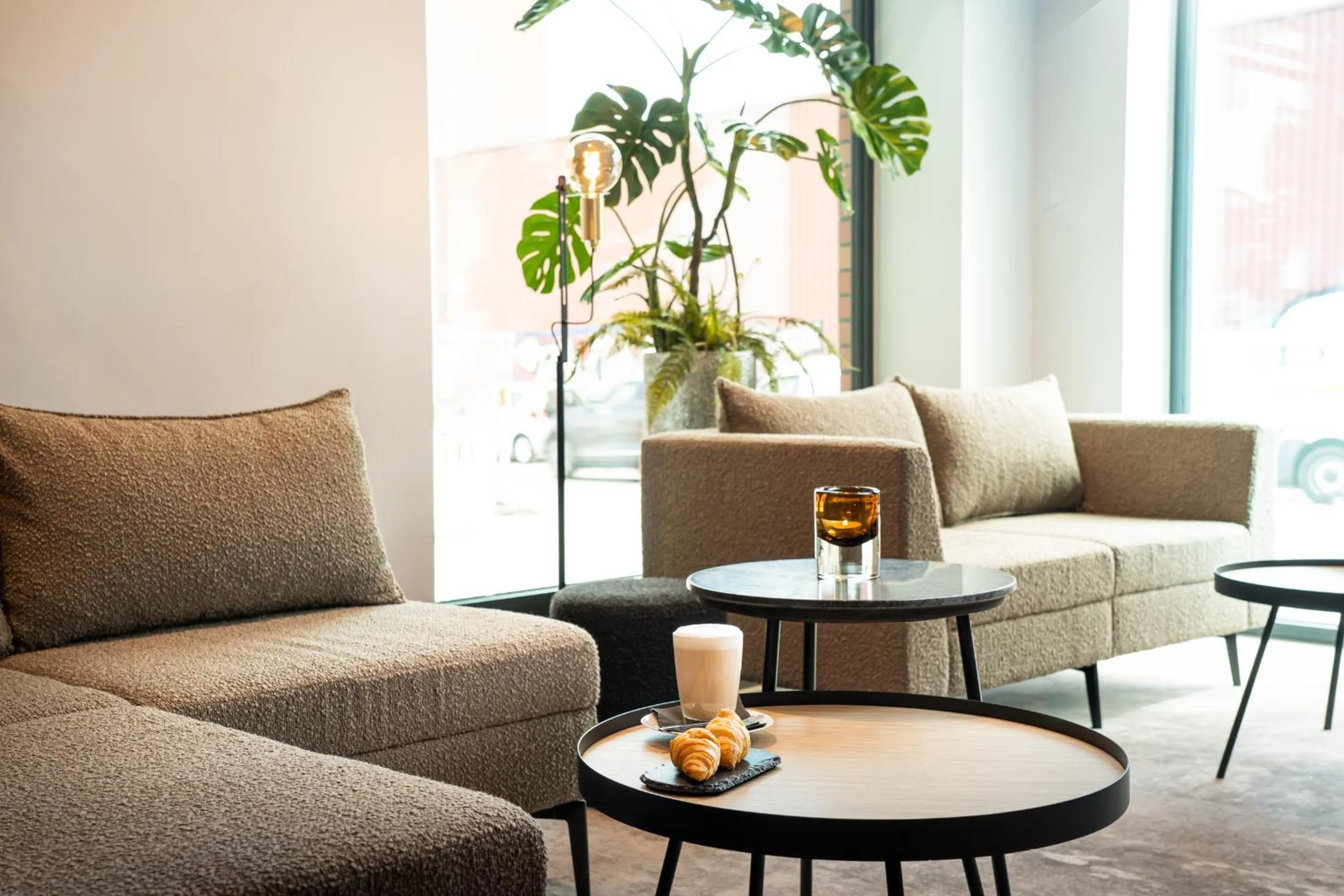 Lobby or reception in Leonardo Hotel Hamburg Altona