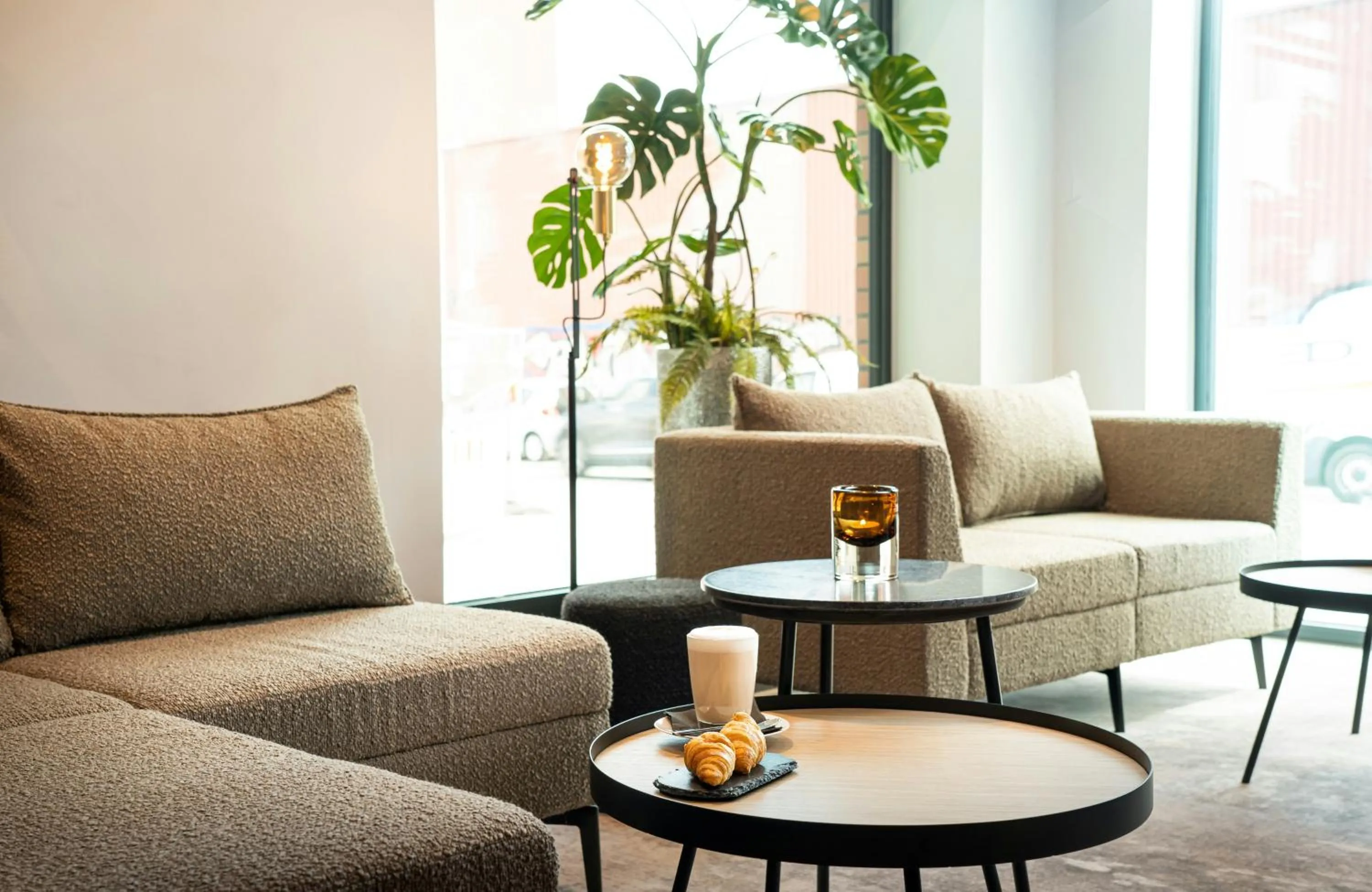 Lobby or reception in Leonardo Hotel Hamburg Altona