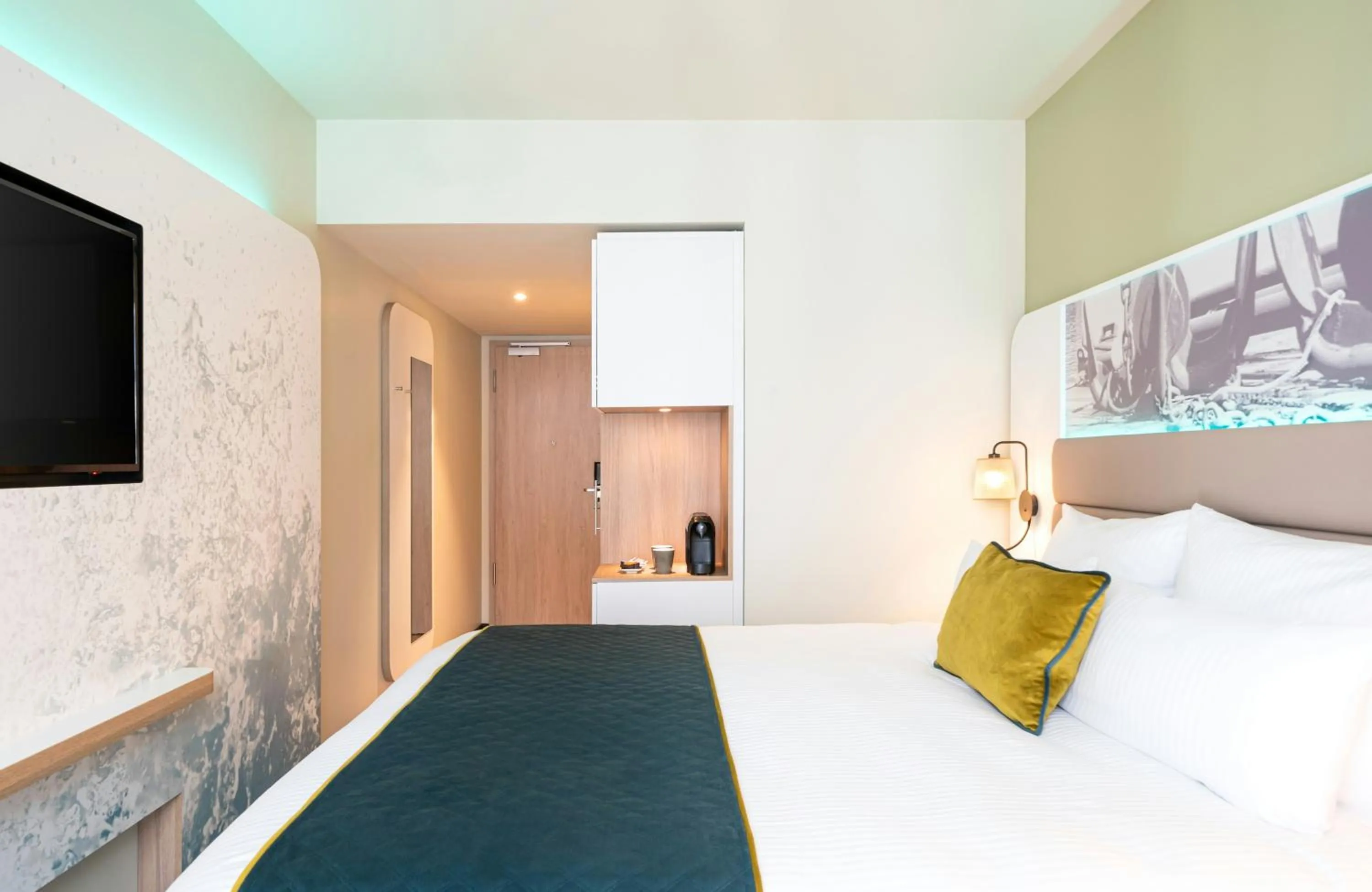 Bedroom, Bed in Leonardo Hotel Hamburg Altona