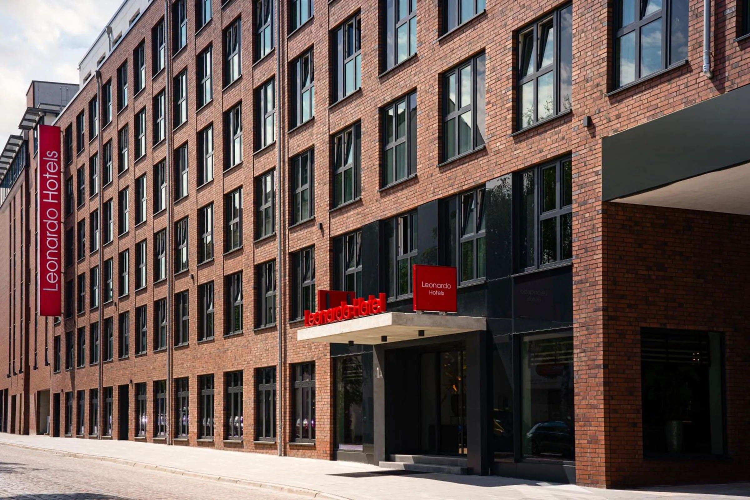Property building in Leonardo Hotel Hamburg Altona