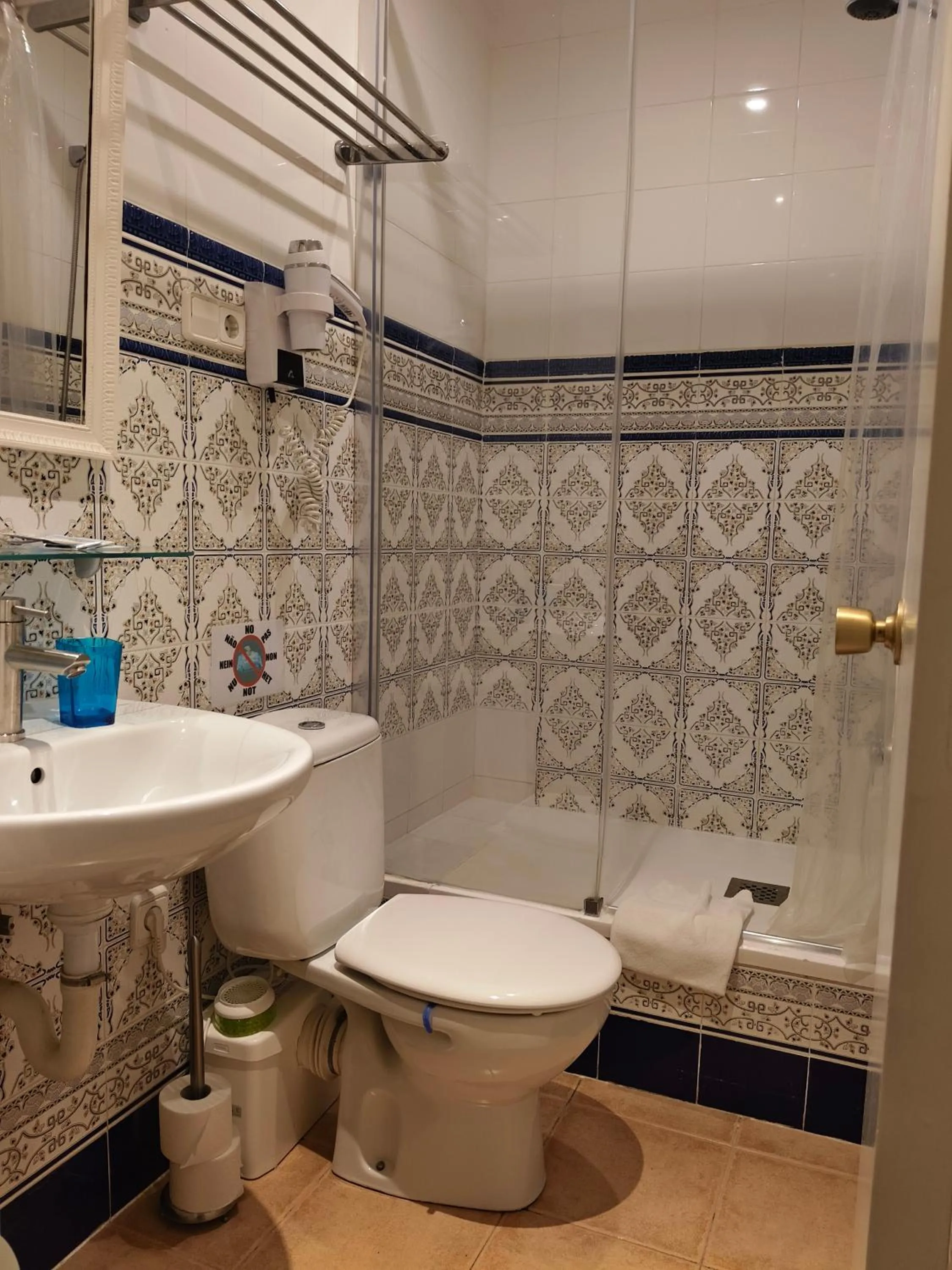 Bathroom in Casa Consell Bailen, Guest House