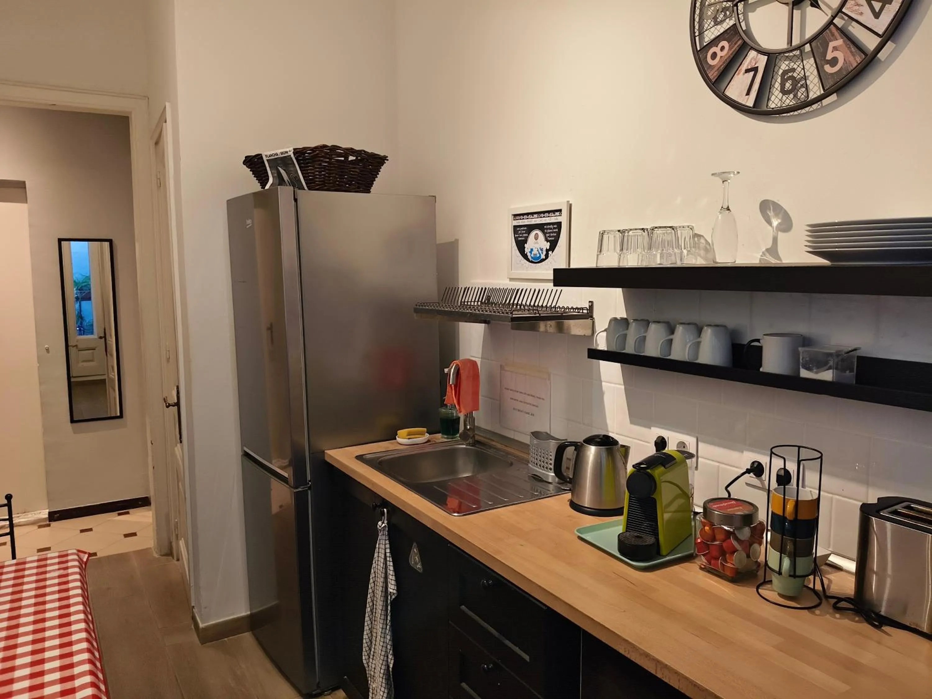 Communal kitchen in Casa Consell Bailen, Guest House