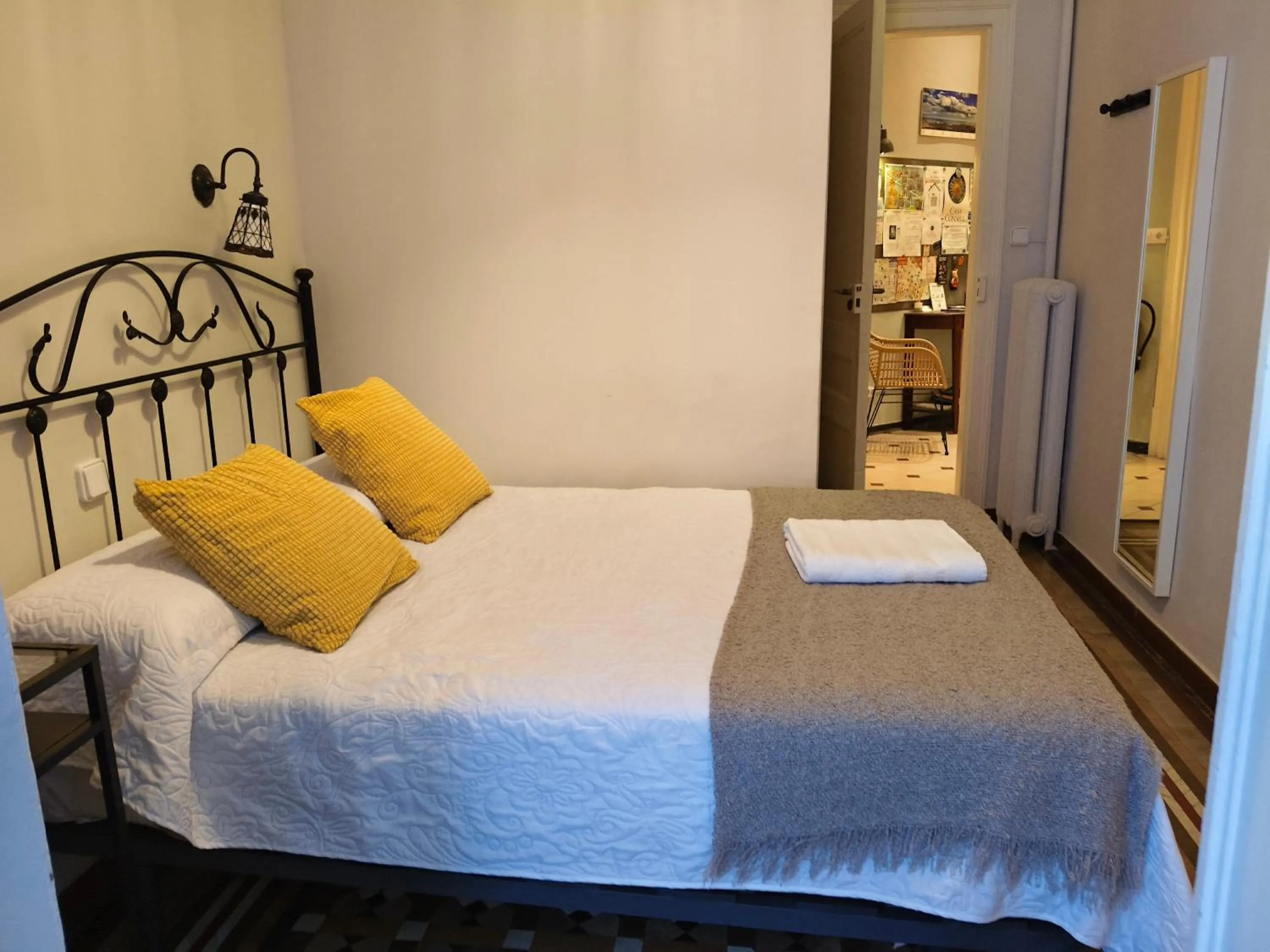 Bed in Casa Consell Bailen, Guest House