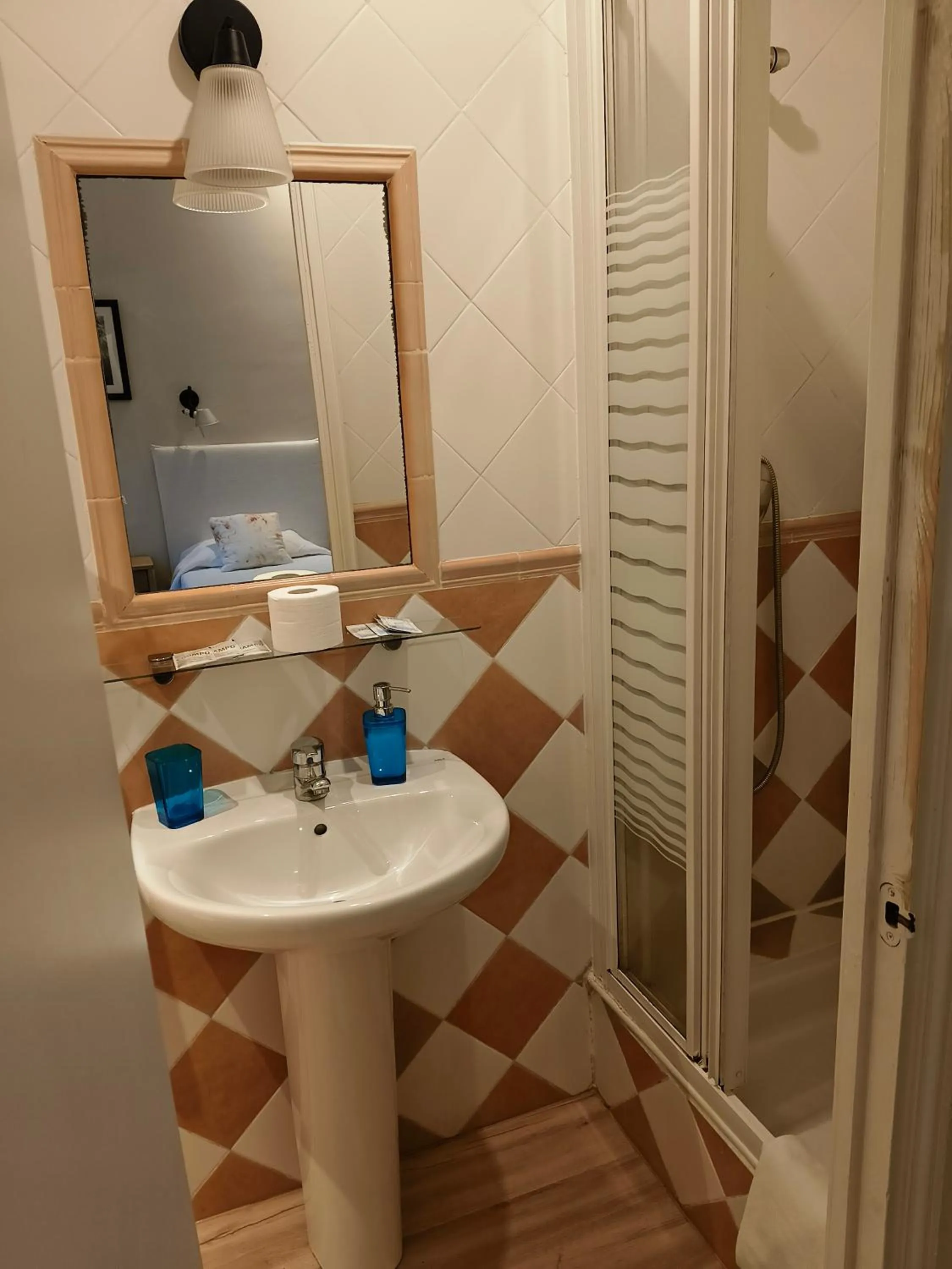 Bathroom in Casa Consell Bailen, Guest House