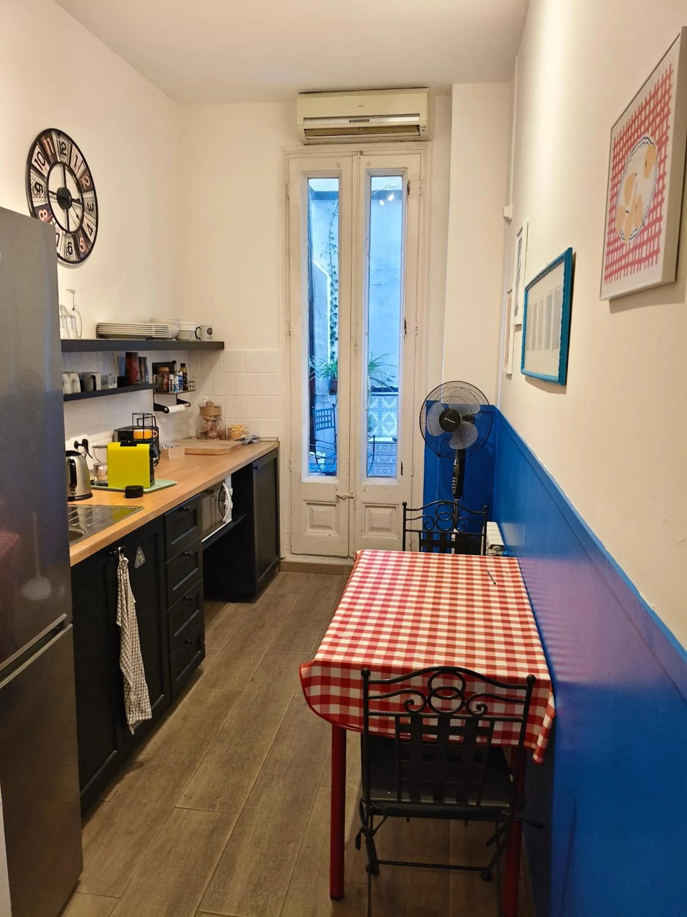 Communal kitchen in Casa Consell Bailen, Guest House