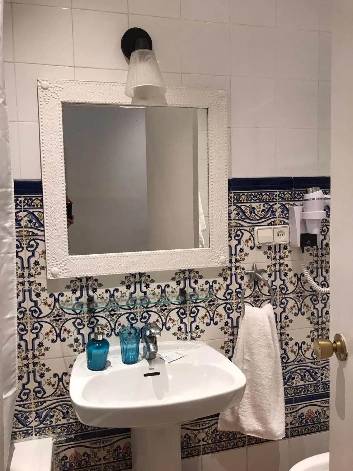 Bathroom in Casa Consell Bailen, Guest House