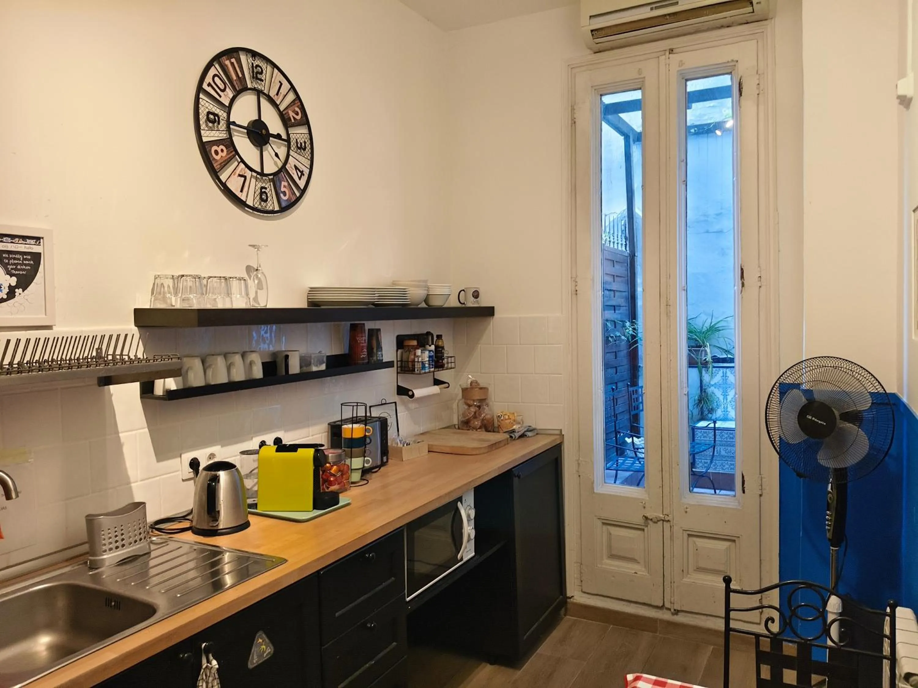 Communal kitchen in Casa Consell Bailen, Guest House