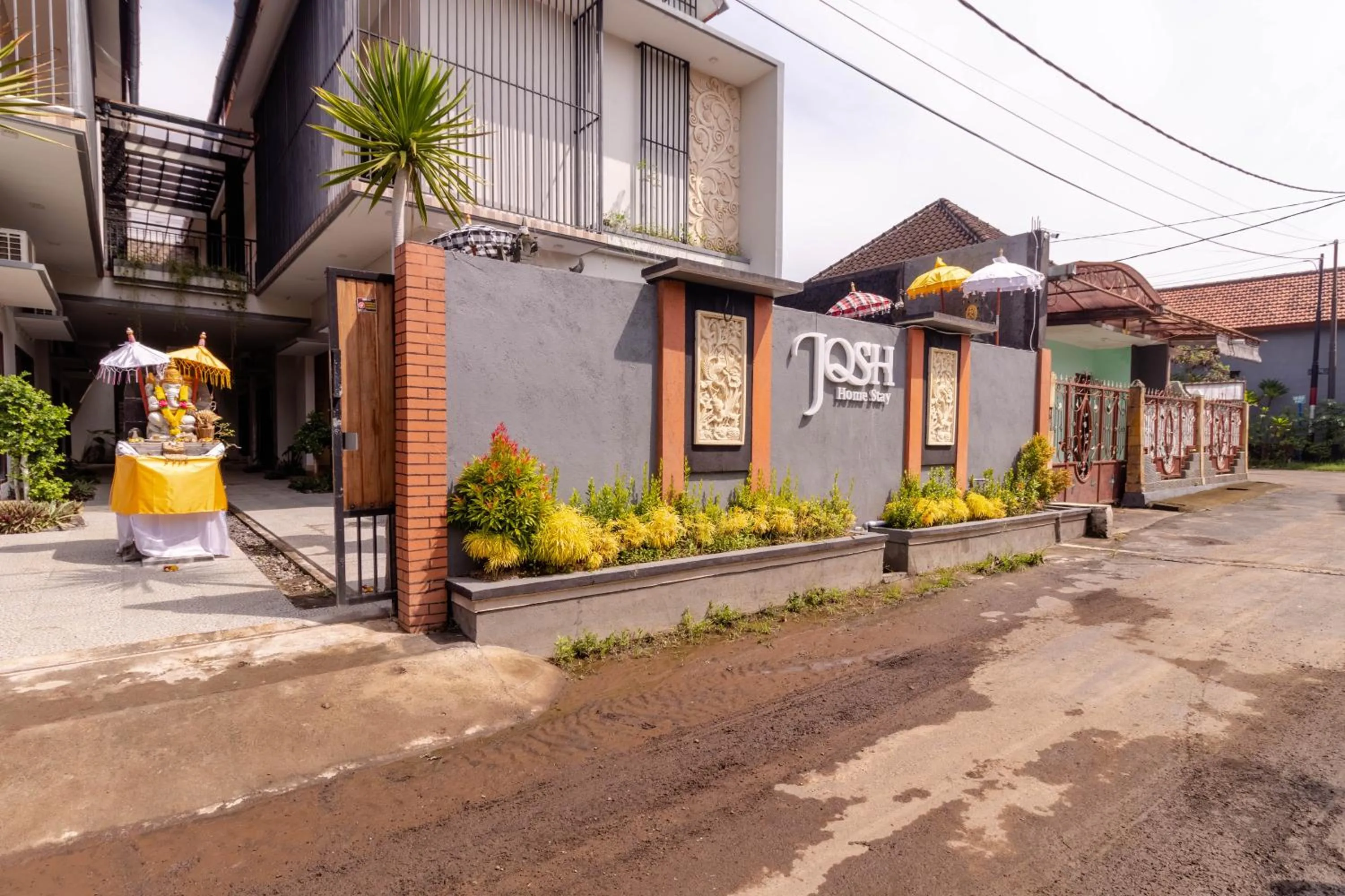 Facade/entrance in Josh Guest House