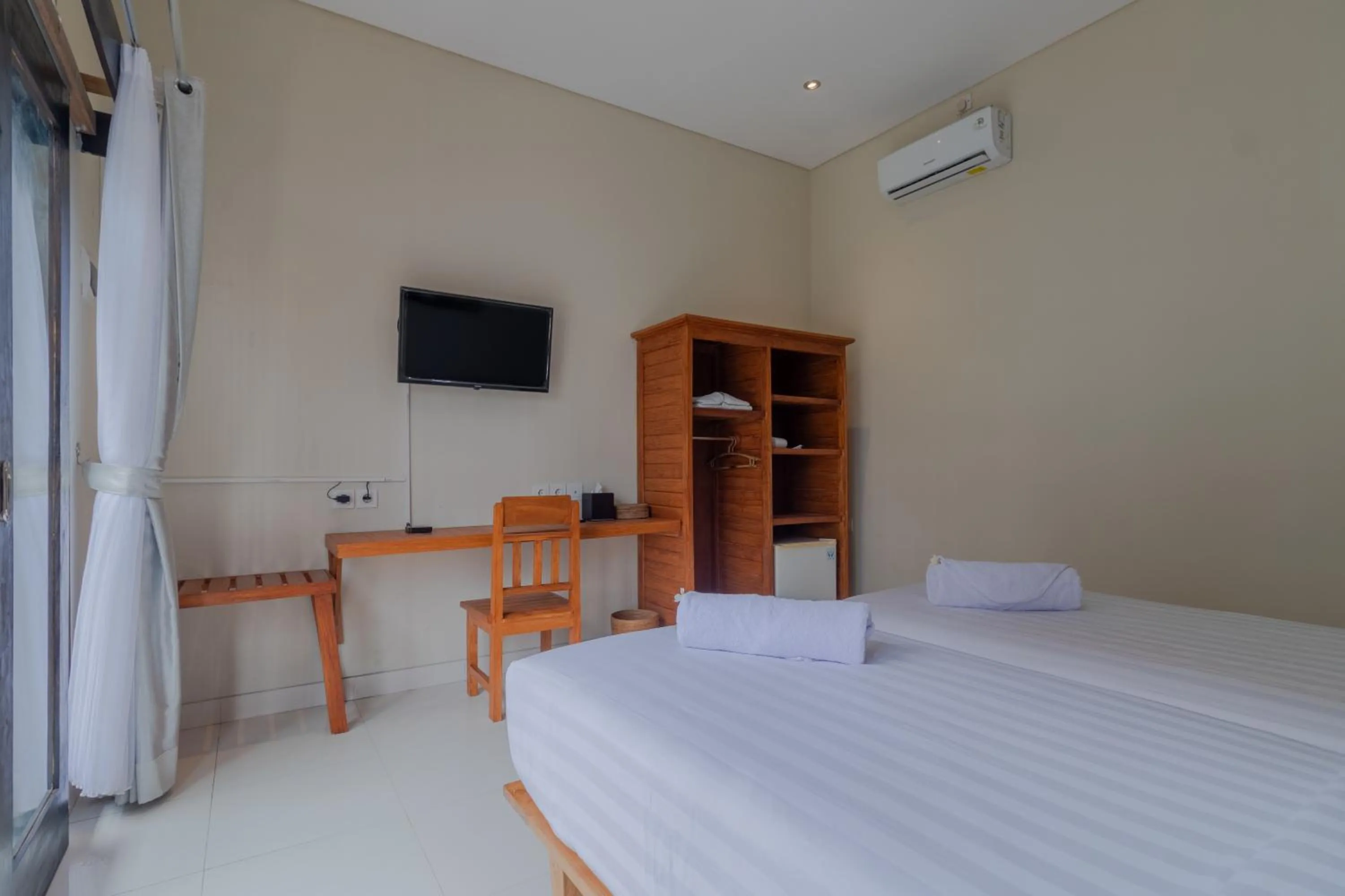 Communal lounge/ TV room, Bed in Josh Guest House