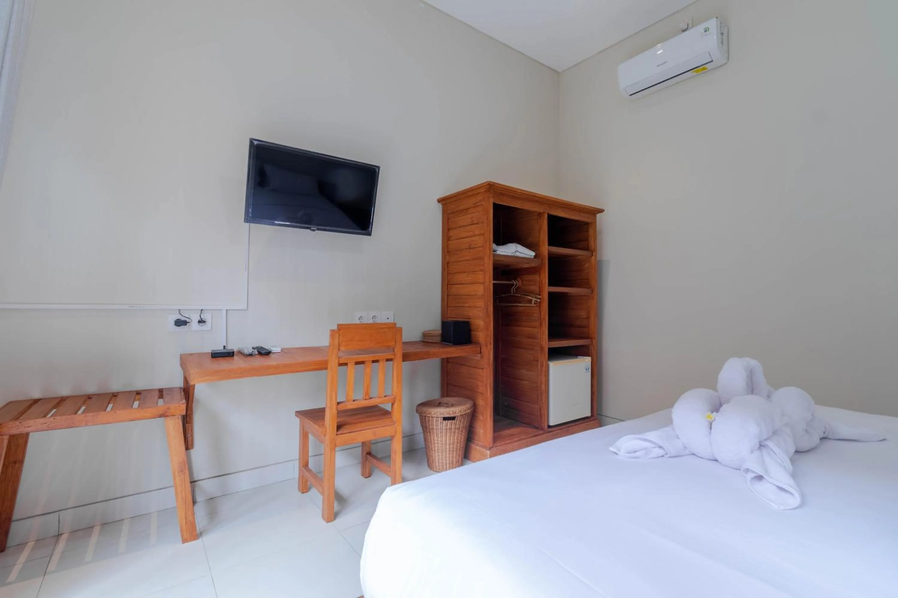 Communal lounge/ TV room, Bed in Josh Guest House