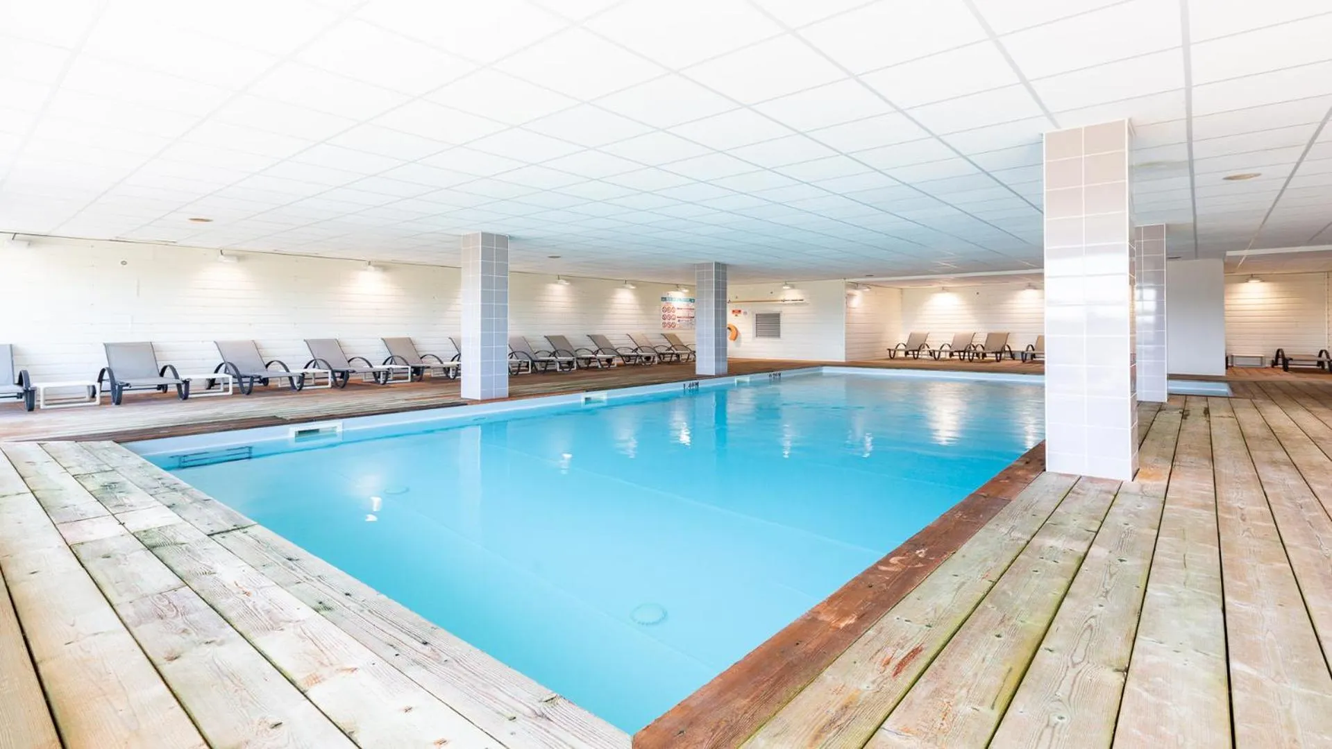 Pool view in Vacancéole - Les Chambres de la Baie