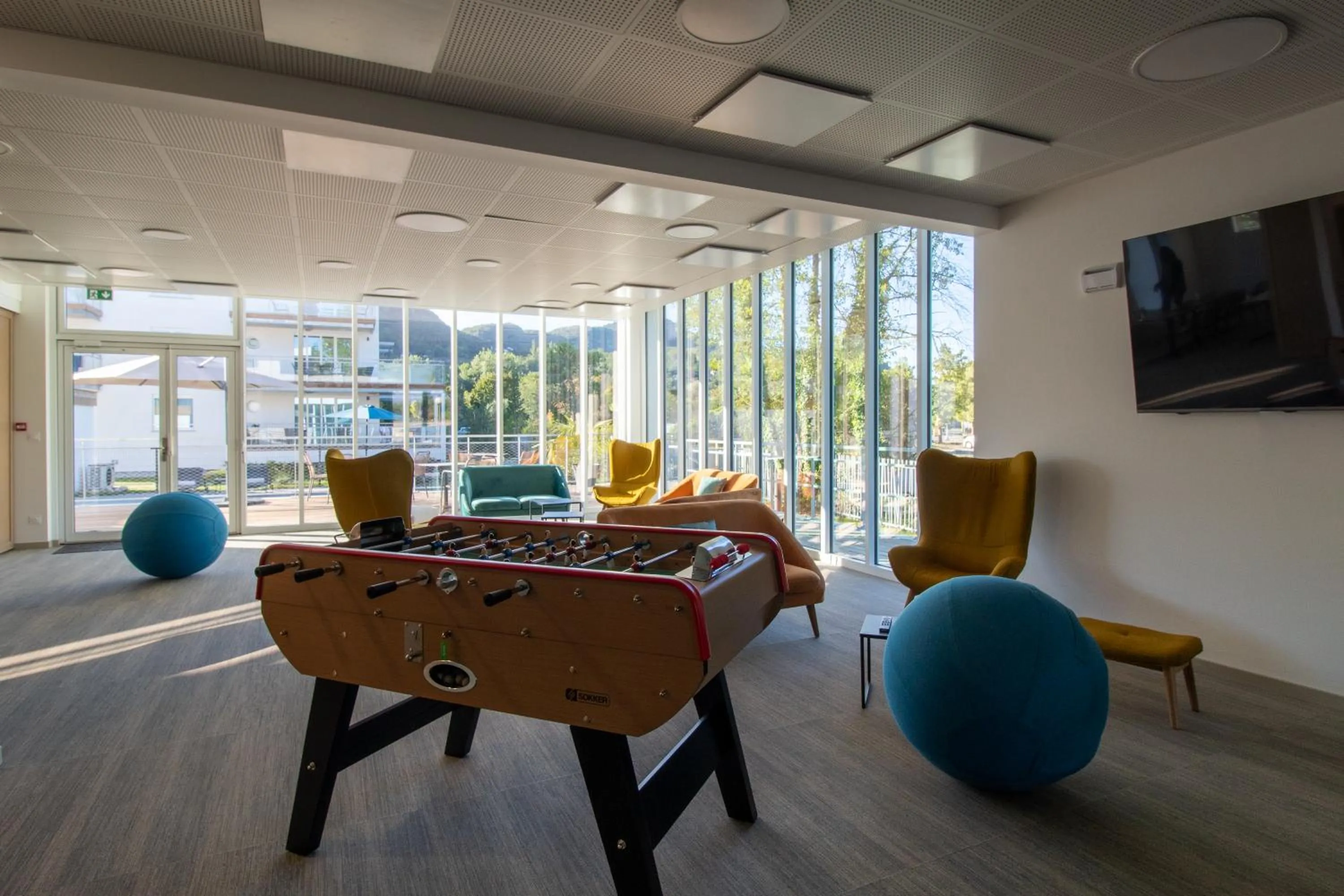 Communal lounge/ TV room in SHANA Hôtel & Résidence