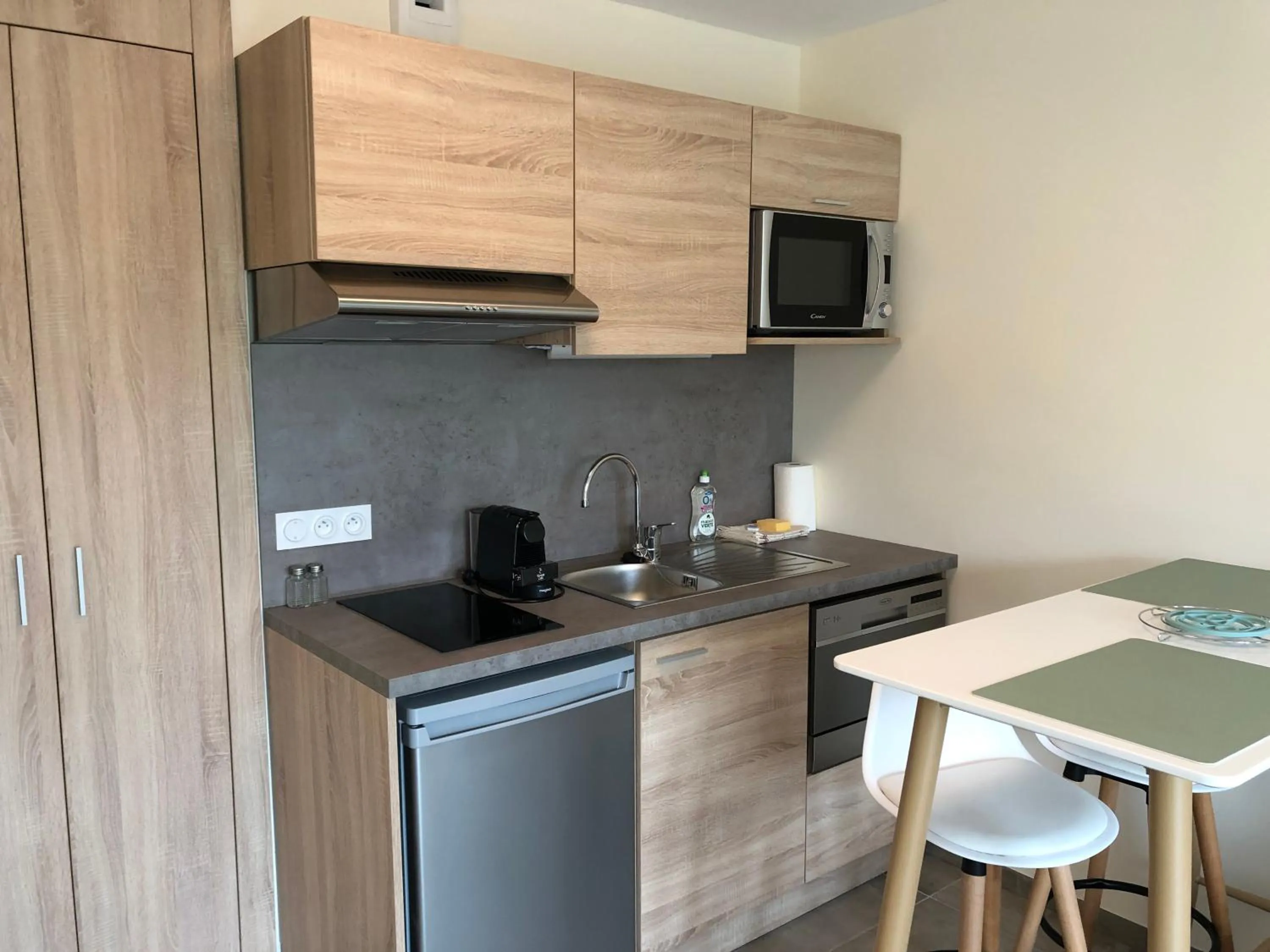 Kitchen or kitchenette in SHANA Hôtel & Résidence