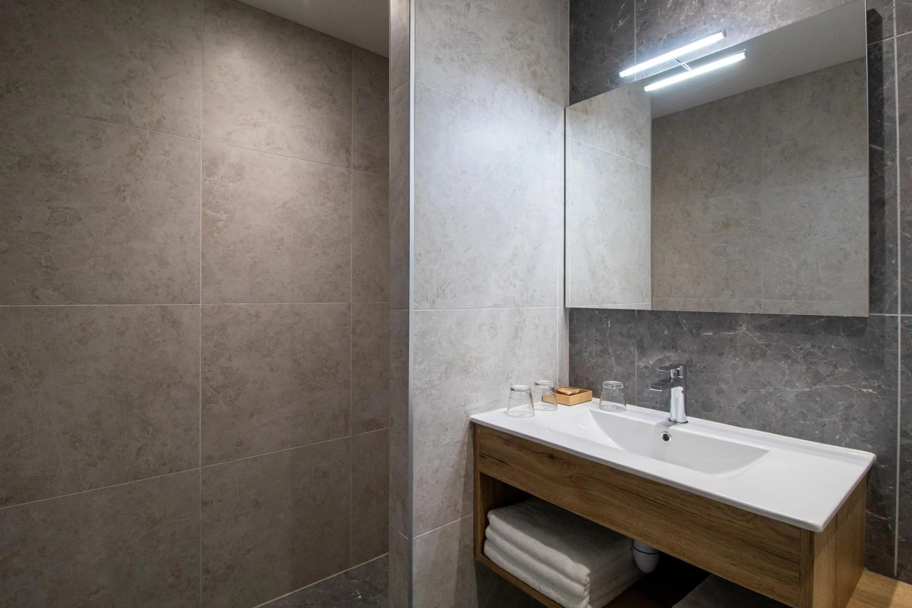 Shower in SHANA Hôtel & Résidence