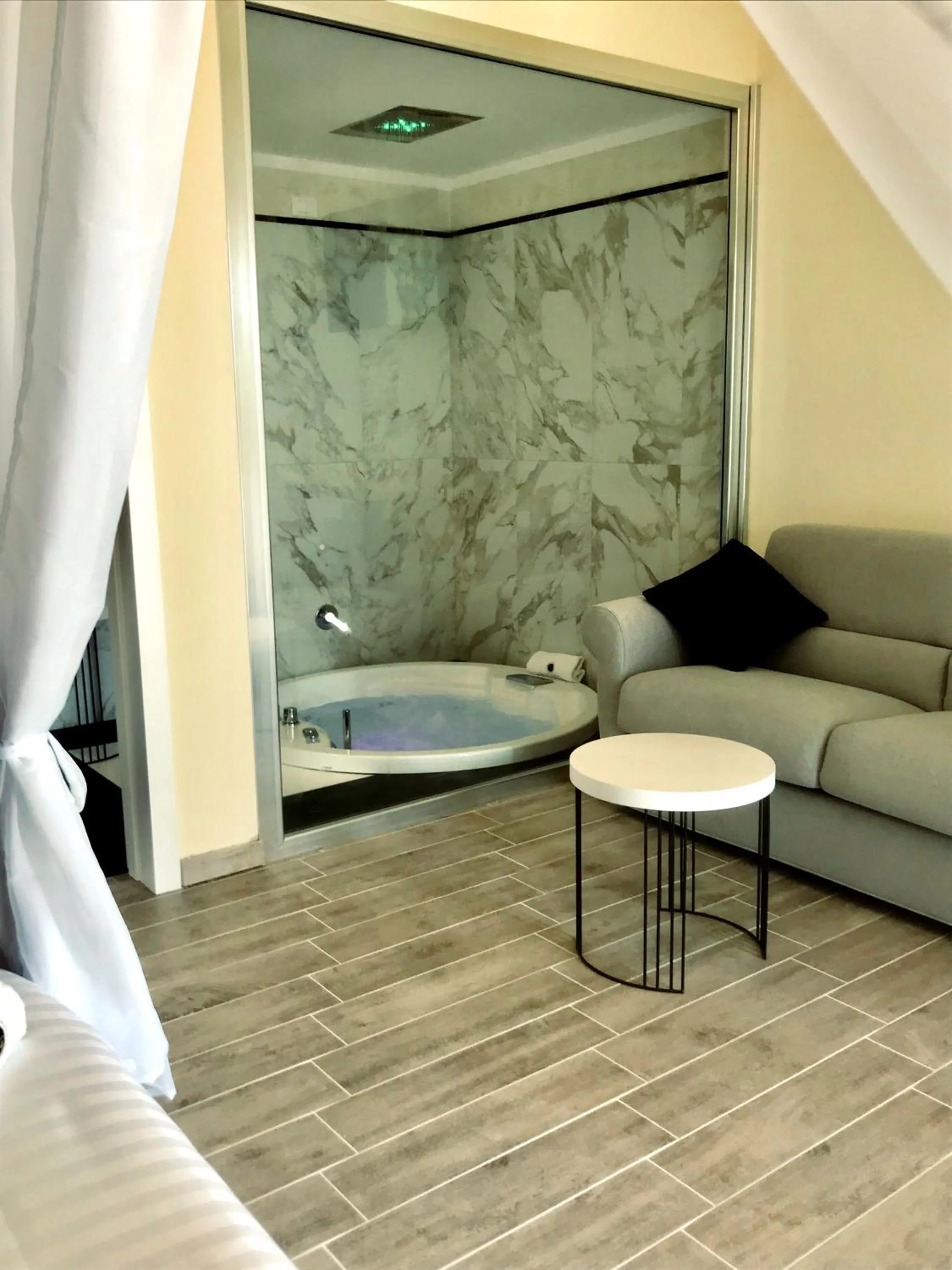 Hot Tub in RELAIS MASSERIA CASINA DEI CARI