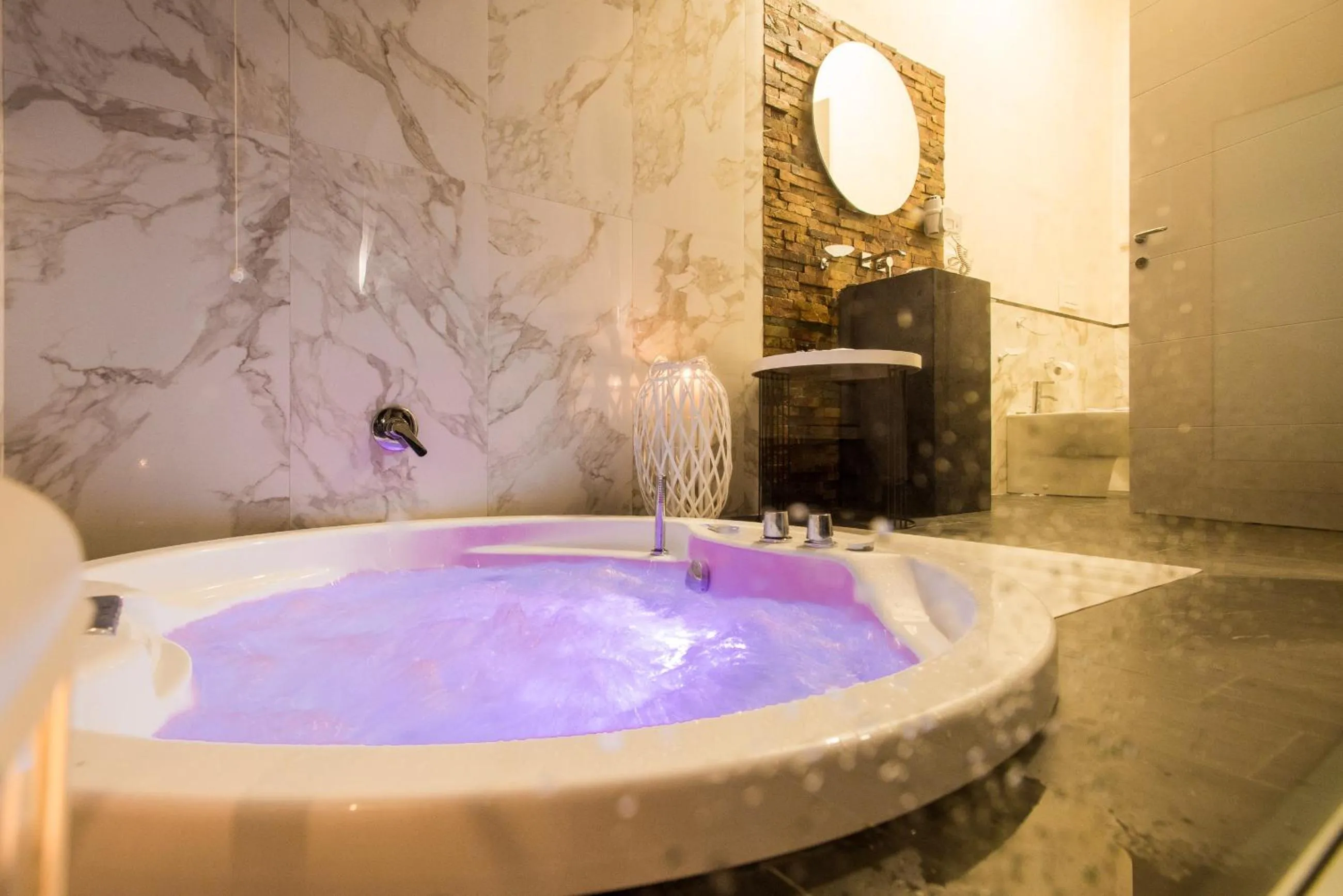 Hot Tub in RELAIS MASSERIA CASINA DEI CARI