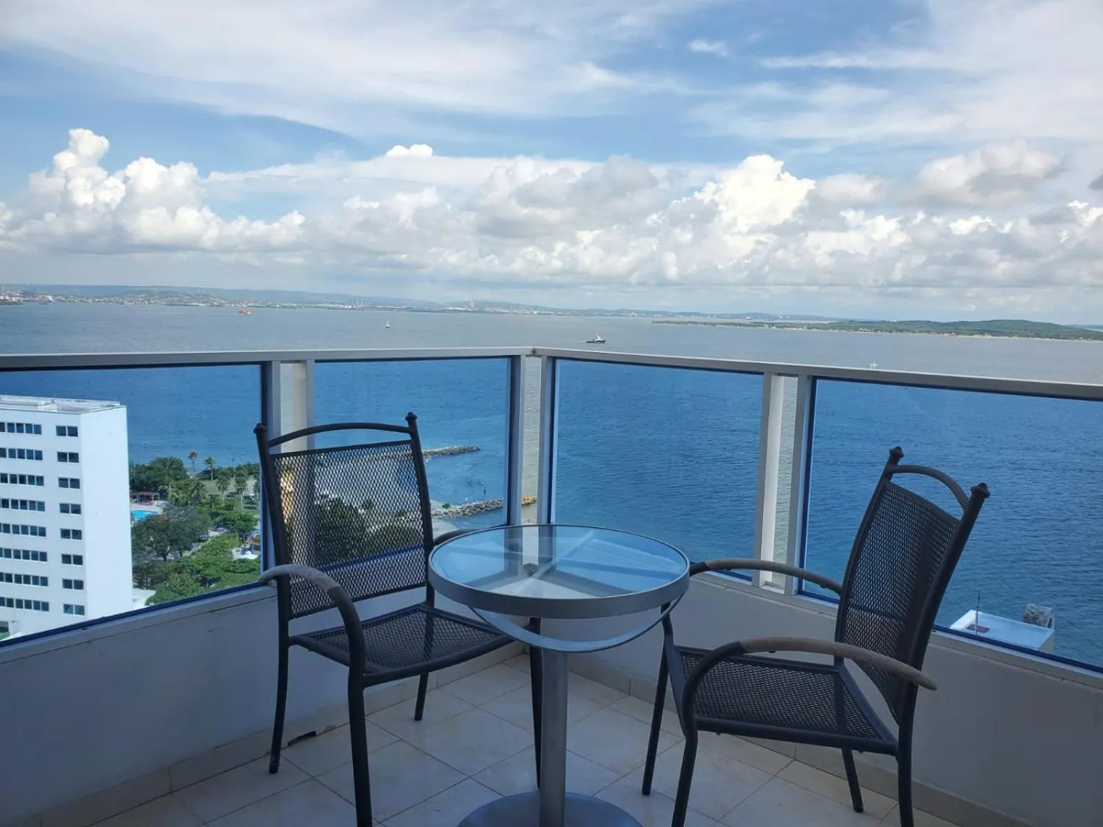 Apartamento con VISTA AL MAR, A una cuadra de la PLAYA. Piso 16