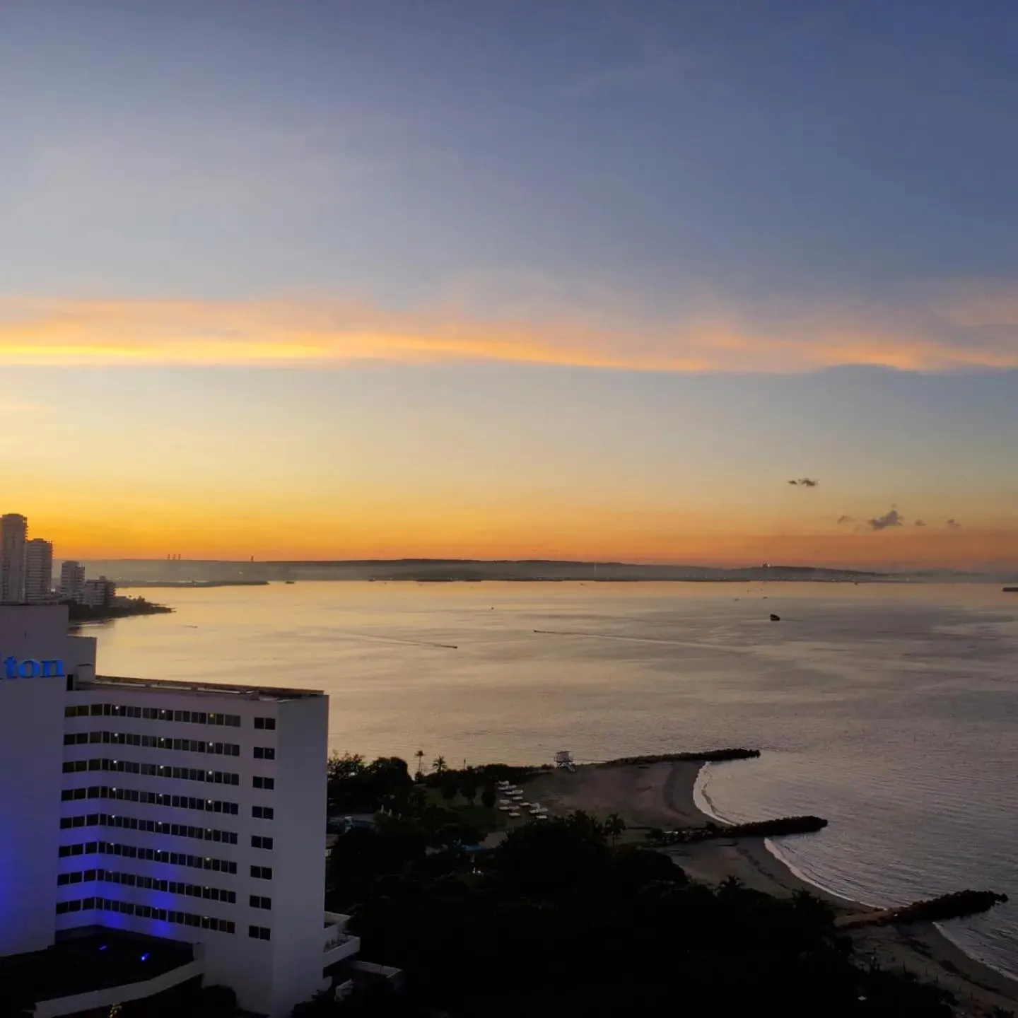 Apartamento con VISTA AL MAR, A una cuadra de la PLAYA. Piso 16