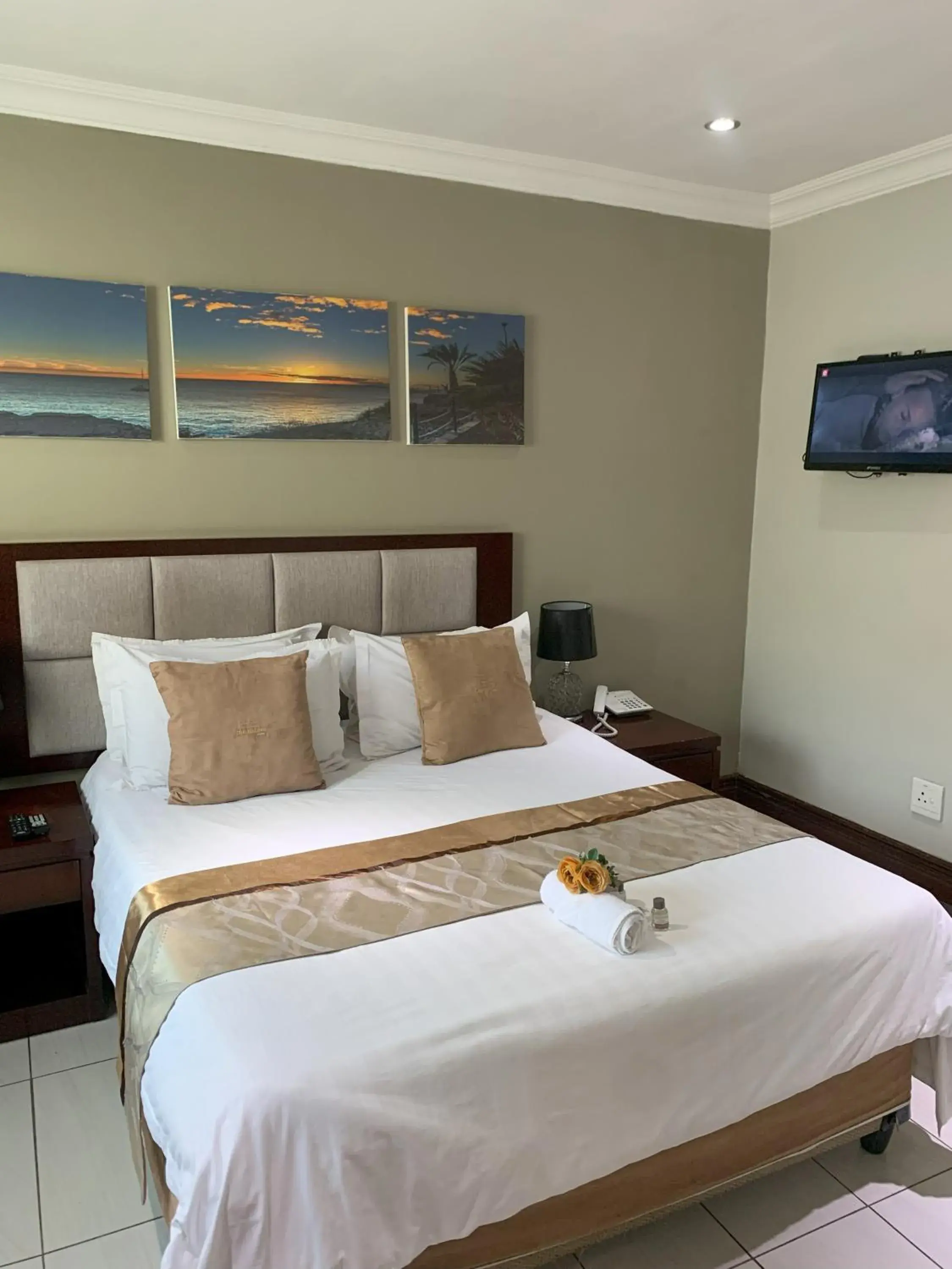 Bed in The Pillows Suite Bed in The Pillows Suite