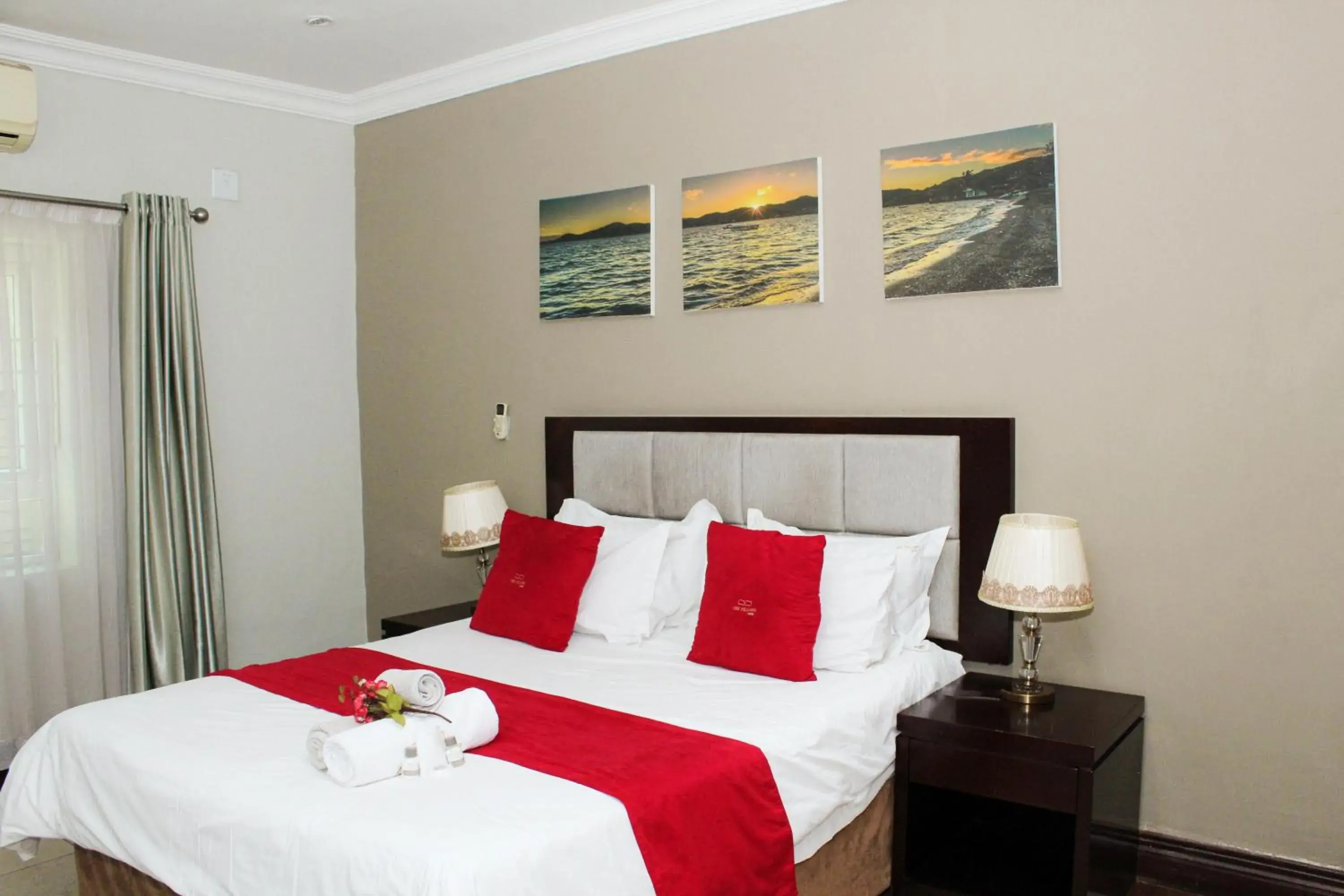 Bed in The Pillows Suite Bed in The Pillows Suite