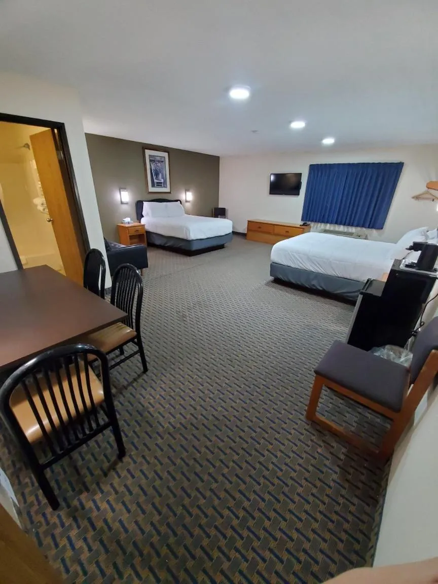 Dining area, Bed in Hibbing Inn and Suites
