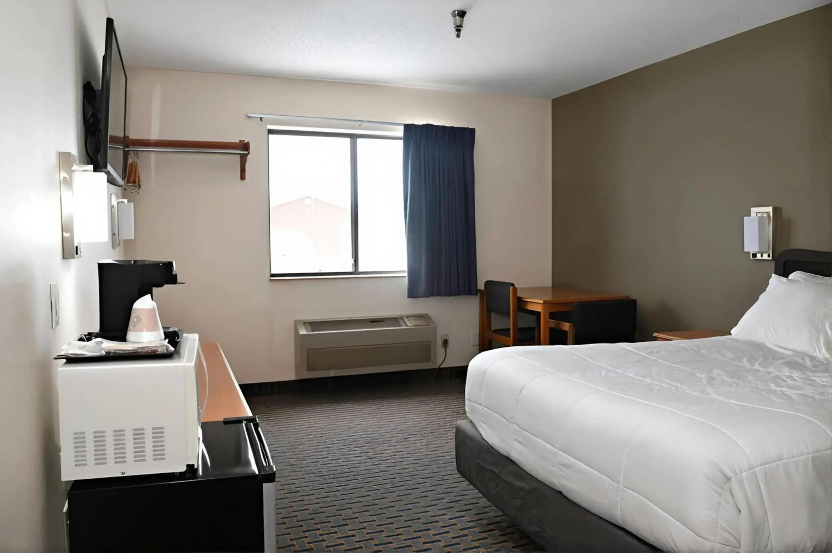 Bedroom, Bed in Rodeway Inn Hibbing Bedroom, Bed in Rodeway Inn Hibbing