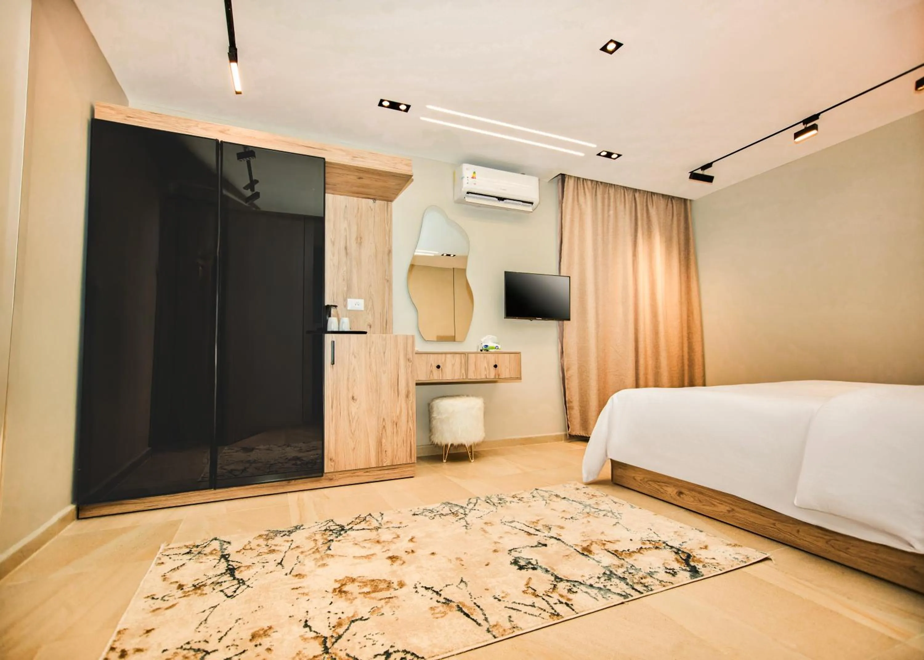 Bed in Pyramids Height Hotel & Pyramids Master Scene Rooftop