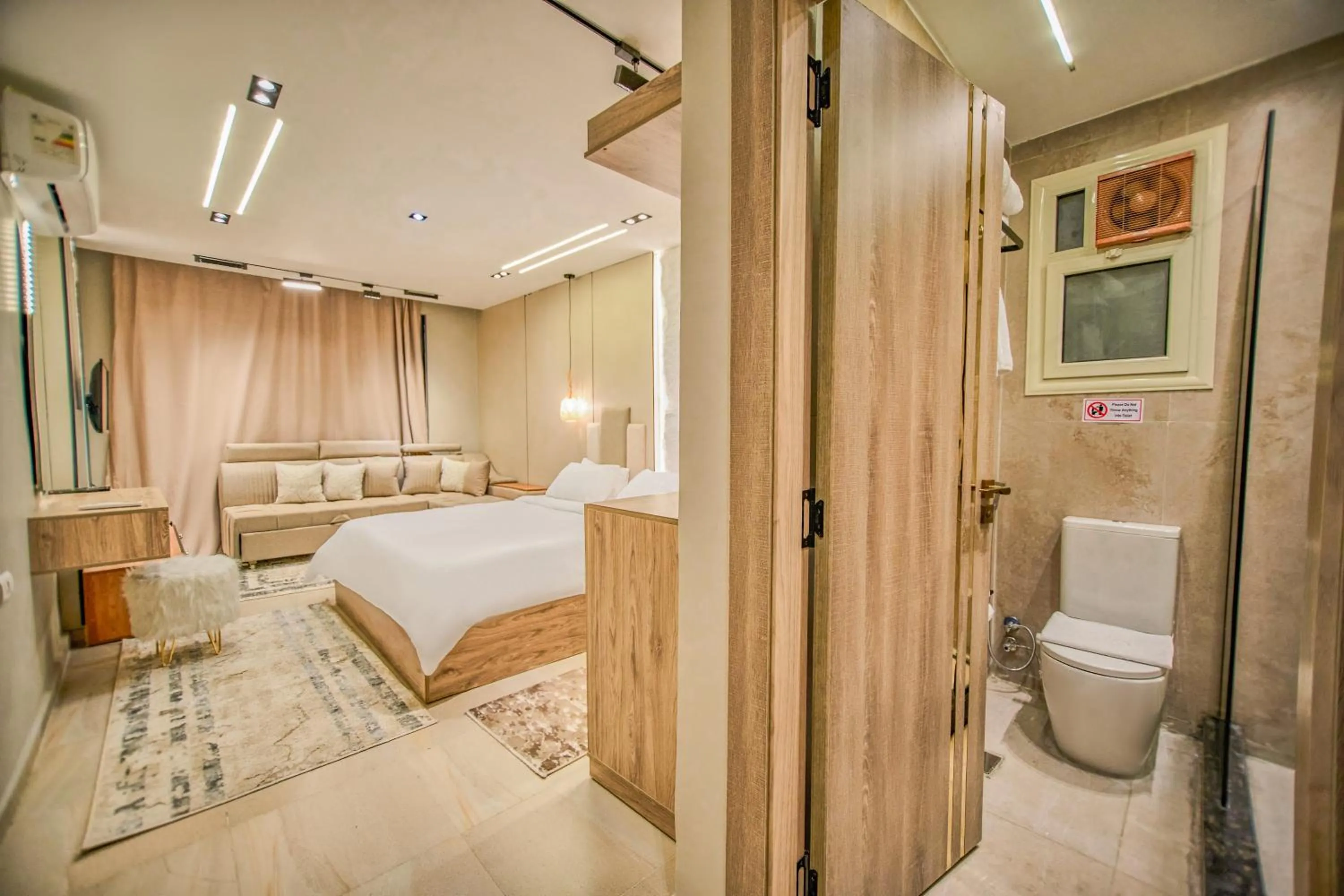 Shower, Bed in Pyramids Height Hotel & Pyramids Master Scene Rooftop