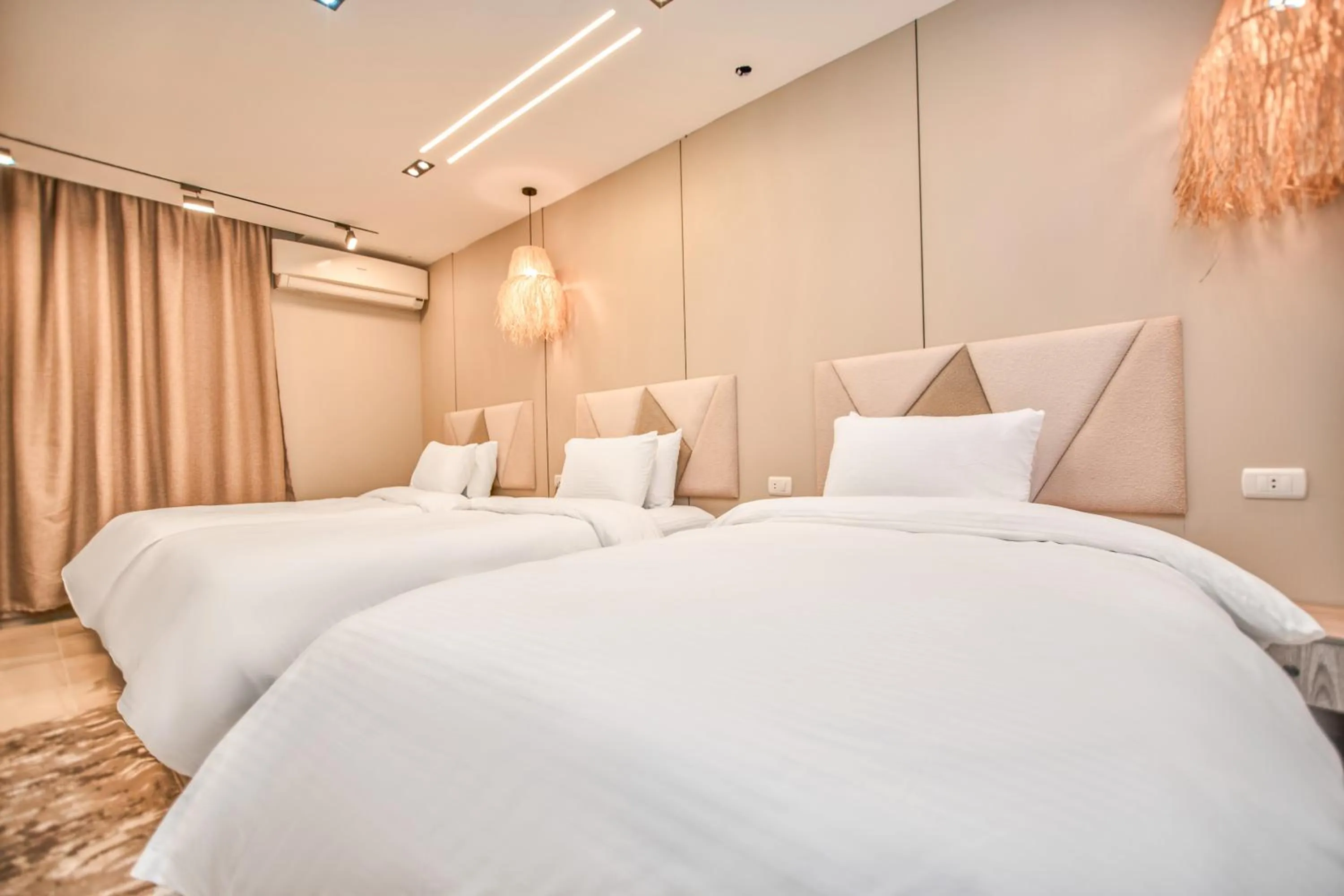 Bed in Pyramids Height Hotel & Pyramids Master Scene Rooftop