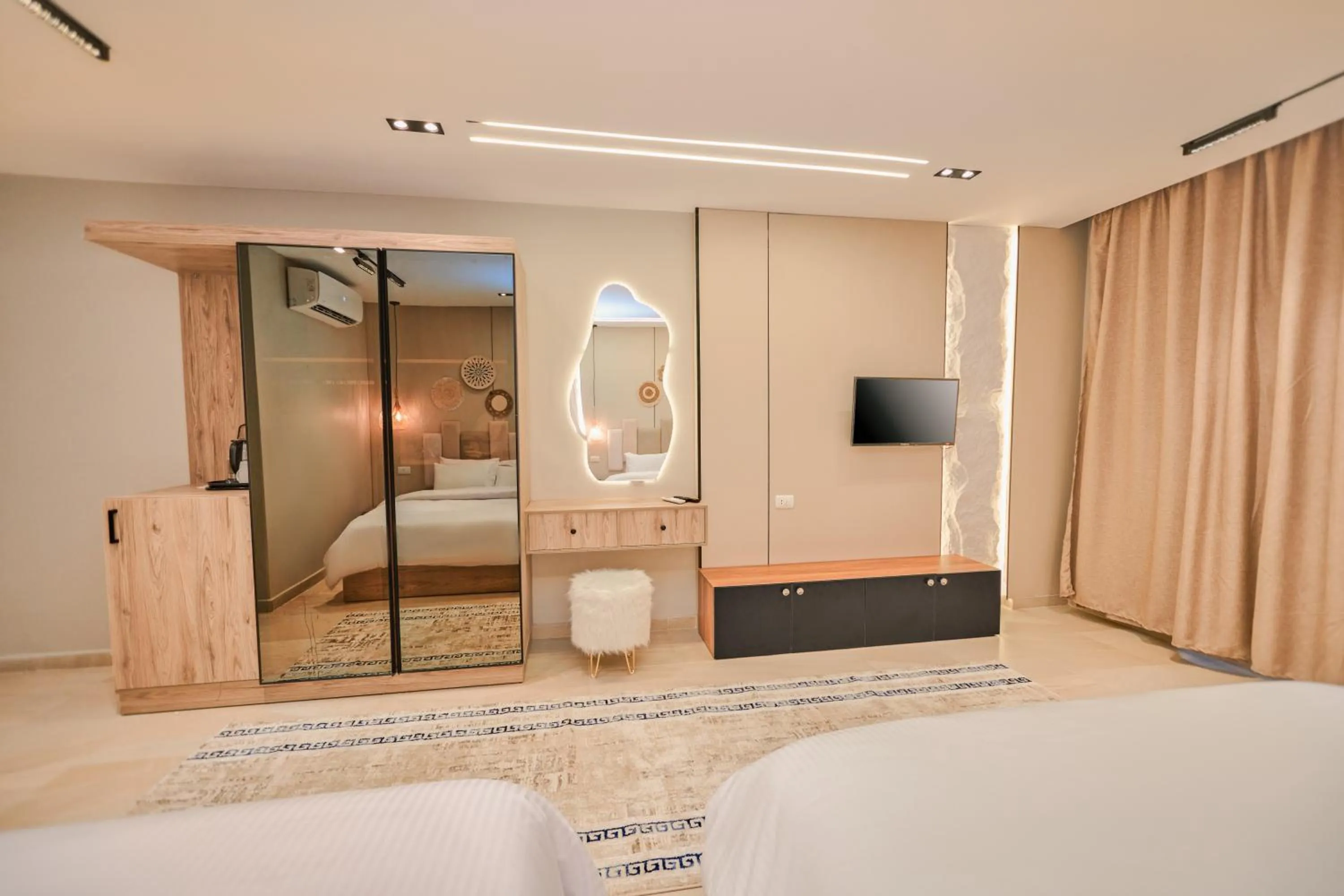 Communal lounge/ TV room, Bed in Pyramids Height Hotel & Pyramids Master Scene Rooftop