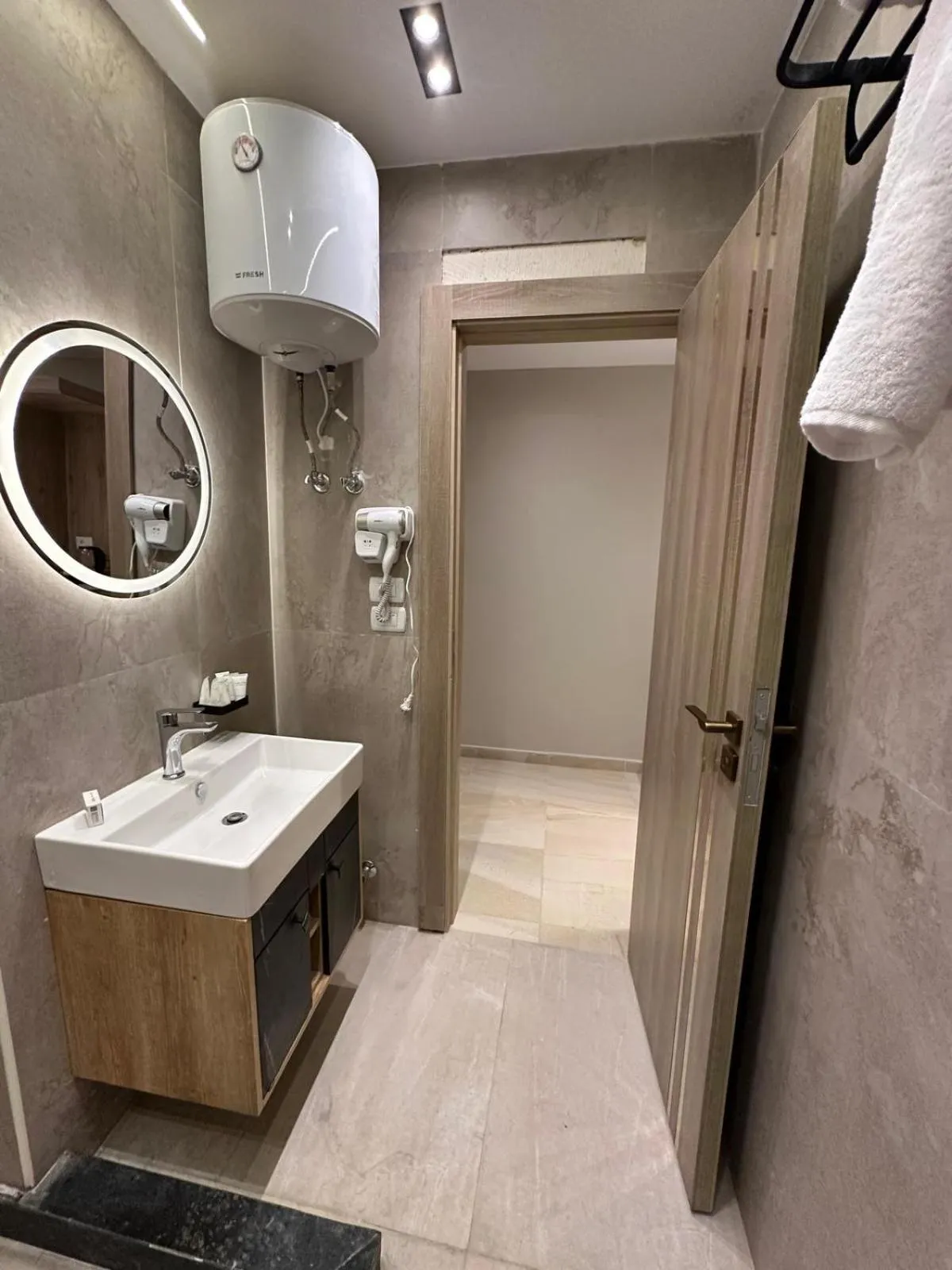 Shower in Pyramids Height Hotel & Pyramids Master Scene Rooftop