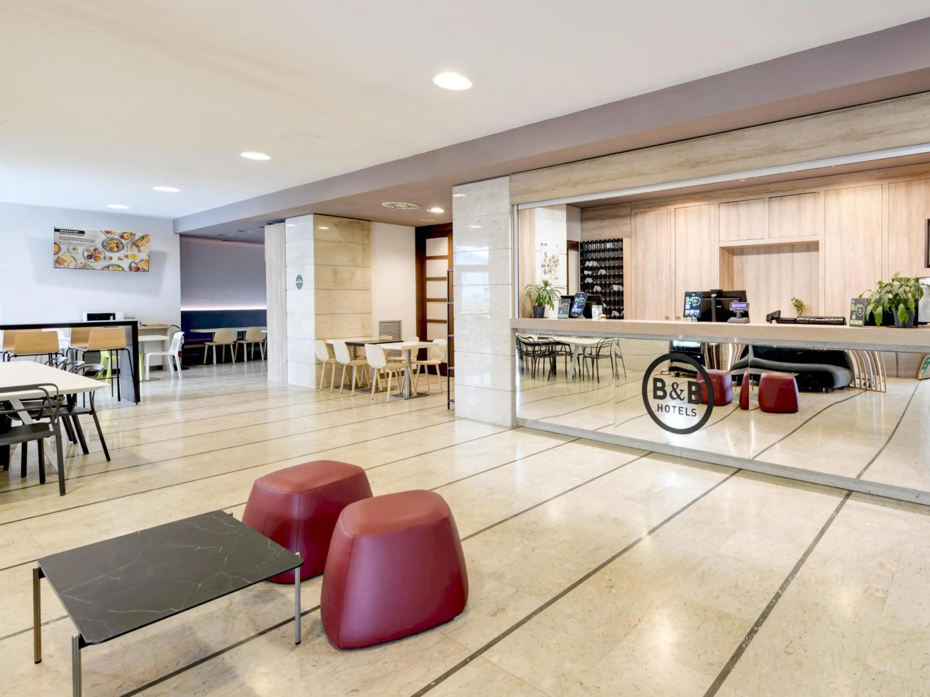 Lobby or reception in B&B HOTEL Padova