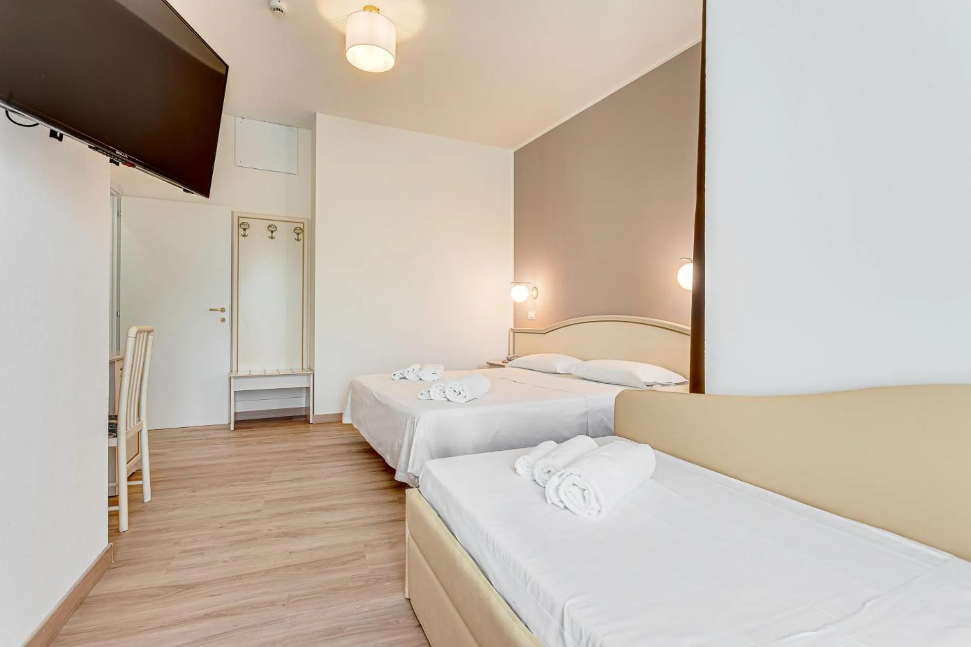 Bedroom, Bed in Hotel Schiller