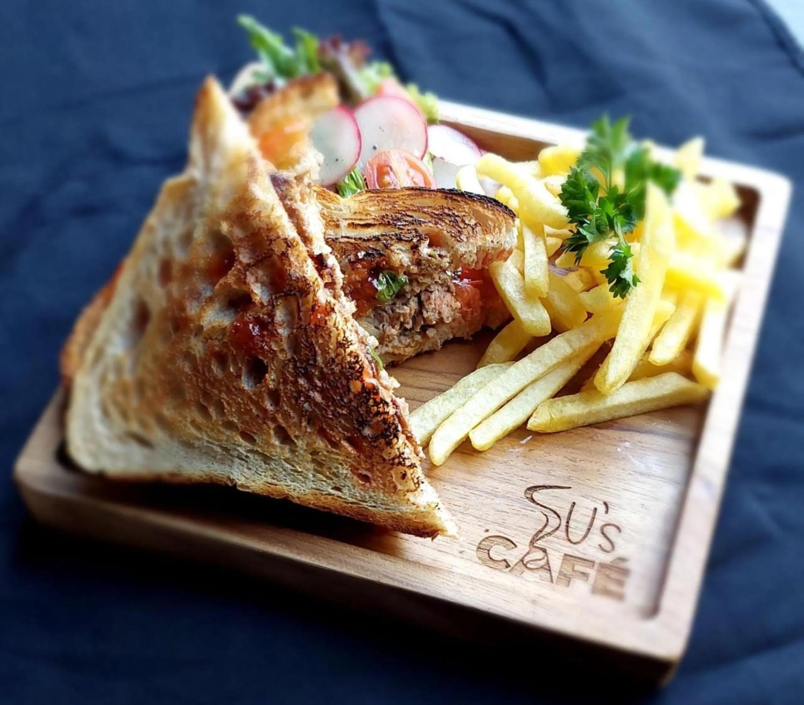 Restaurant/places to eat in Su's Cottages Legian