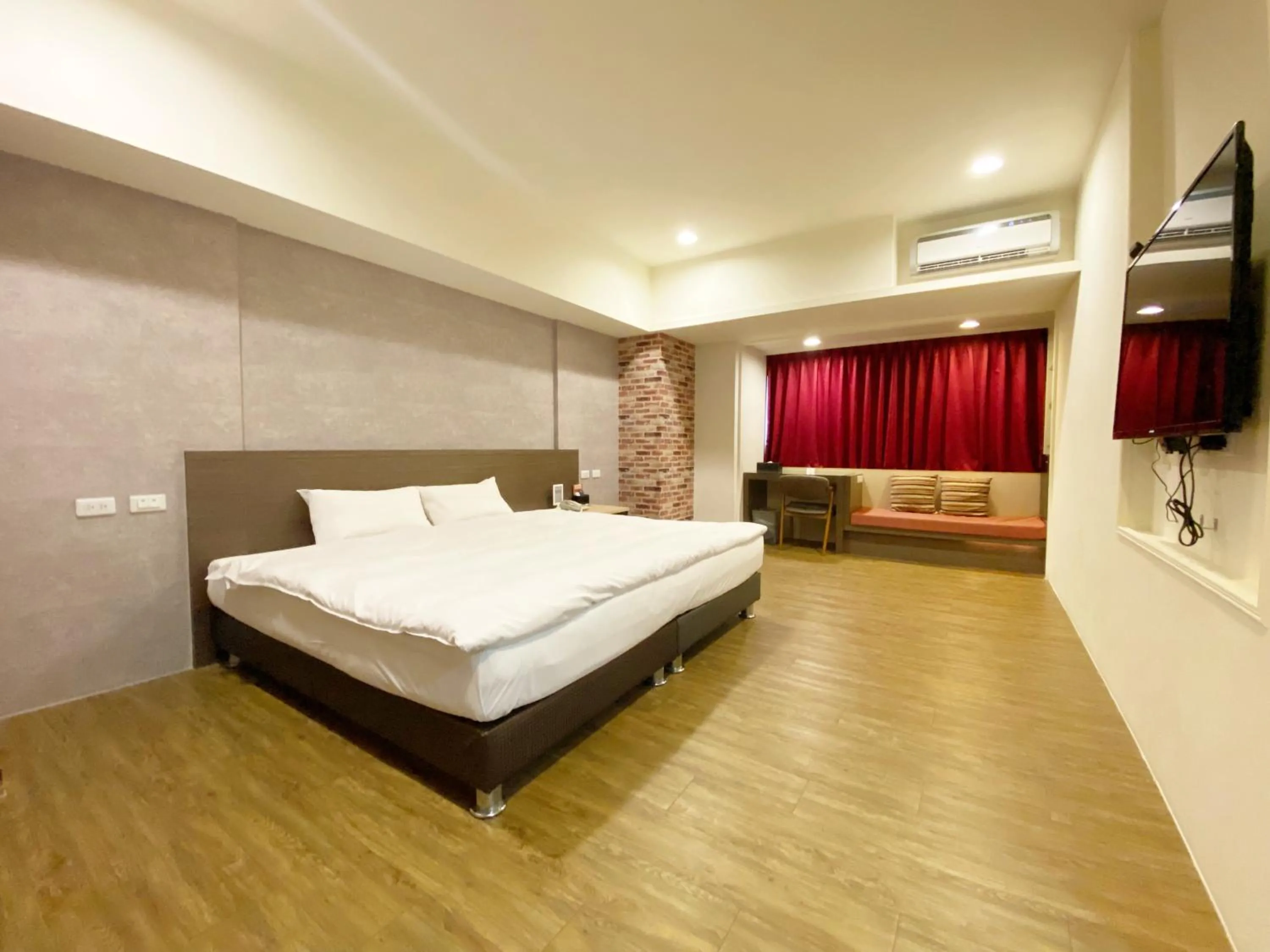 Deluxe Queen Room in Taichung Old F Hotel