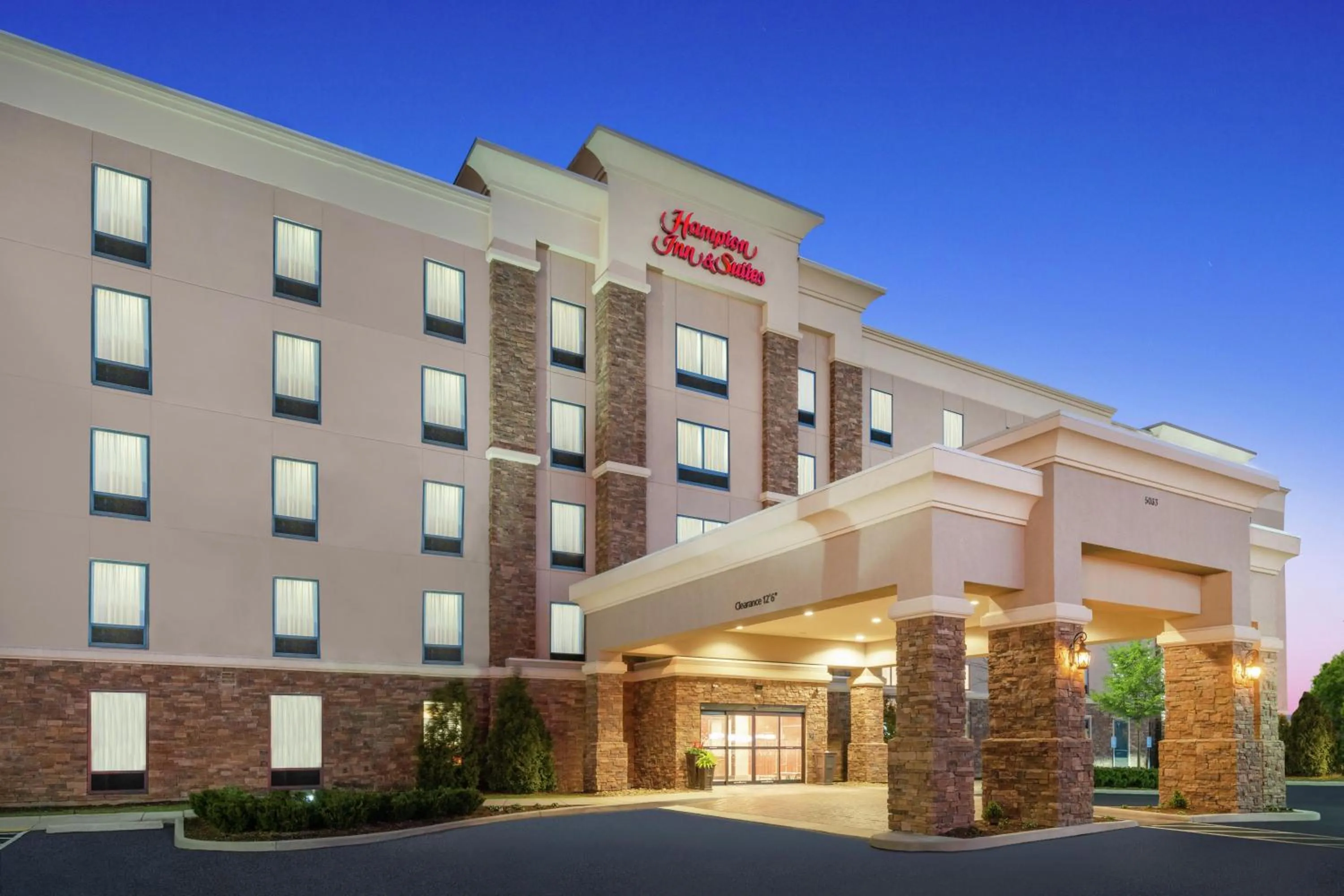 Property building in Hampton Inn and Suites Roanoke Airport/Valley View Mall