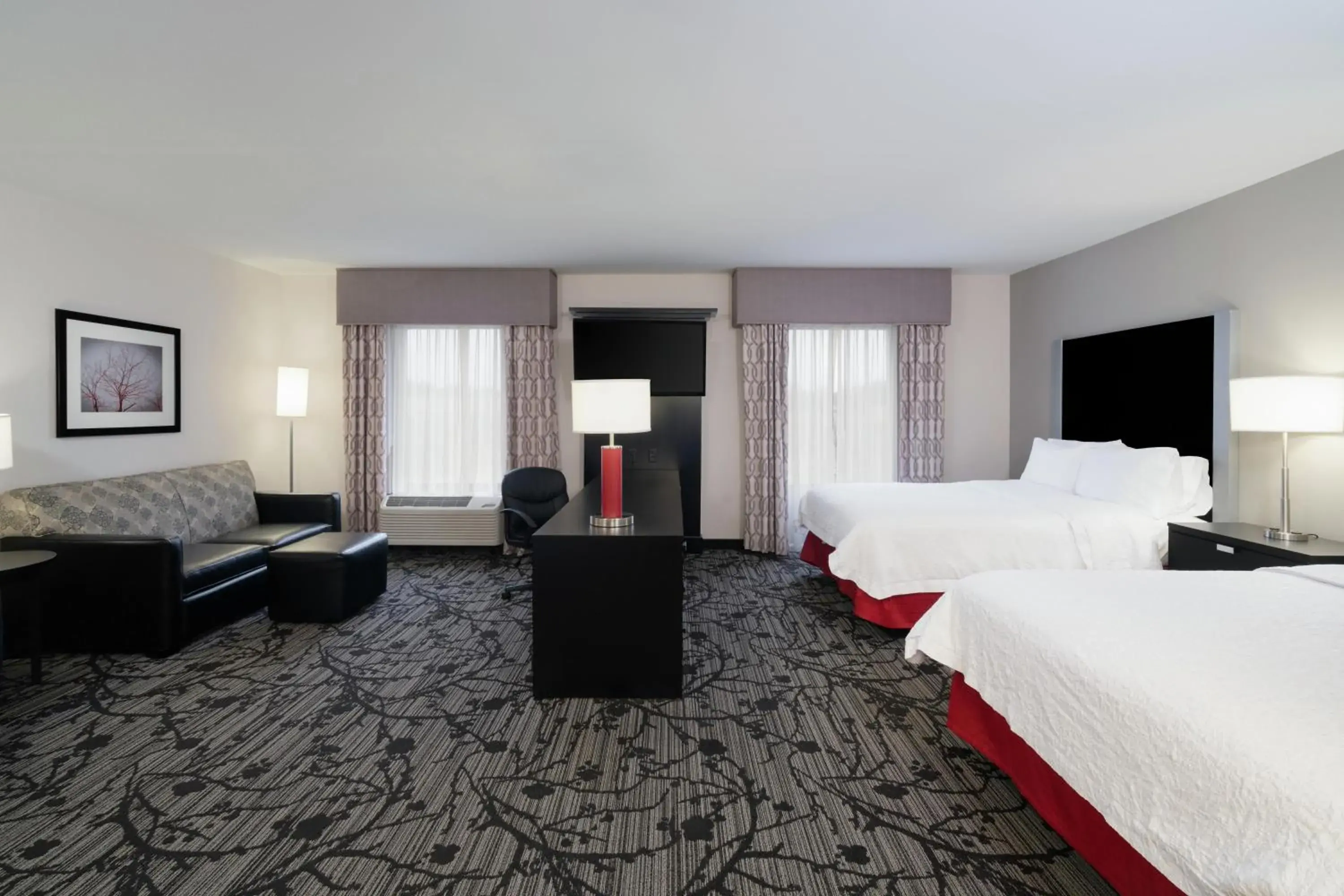 Bedroom, Bed in Hampton Inn and Suites Roanoke Airport/Valley View Mall Bedroom, Bed in Hampton Inn and Suites Roanoke Airport/Valley View Mall