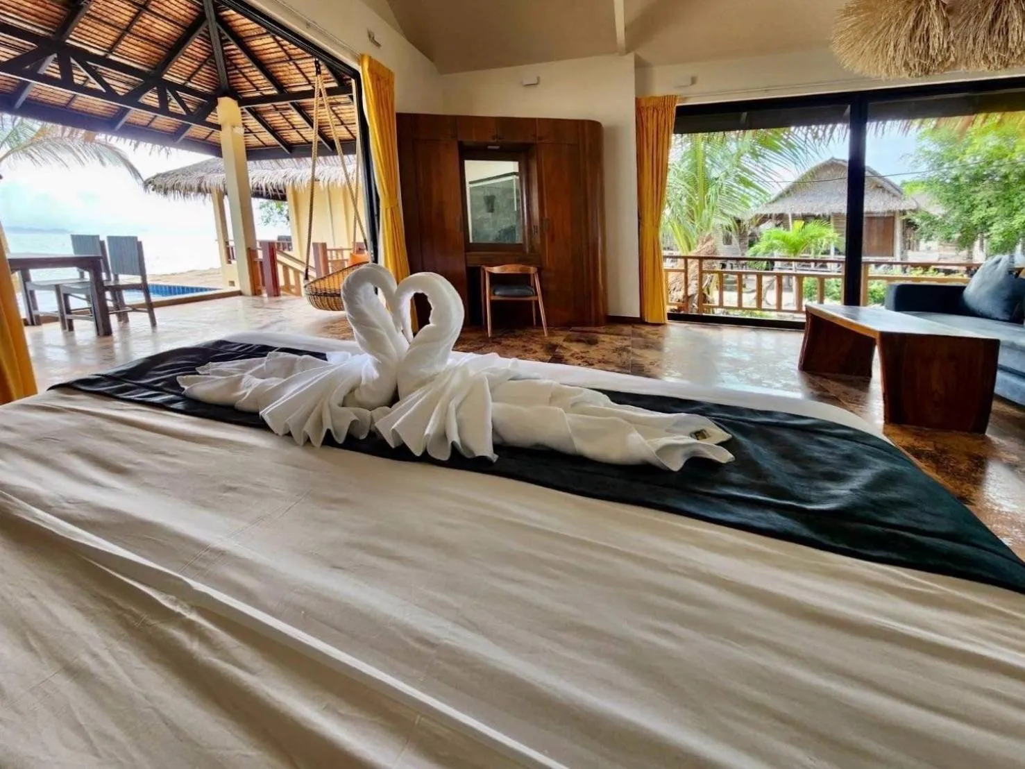 Bedroom, Bed in Absolute Beachfront Villas