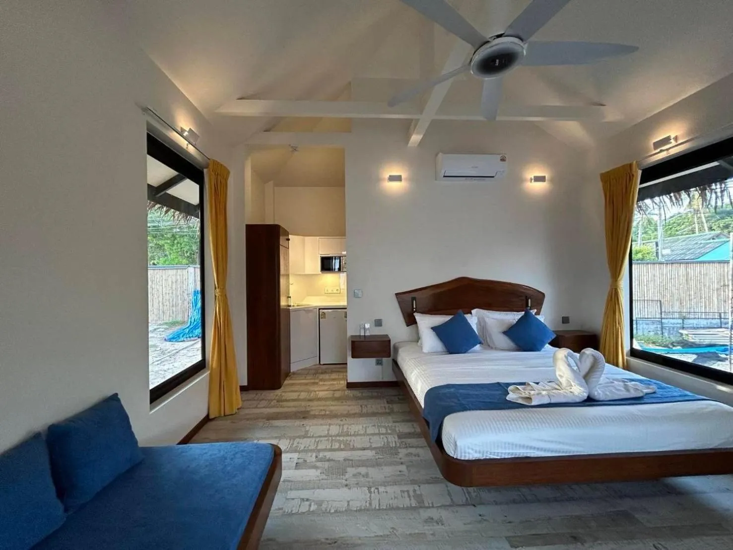 Bedroom, Bed in Absolute Beachfront Villas