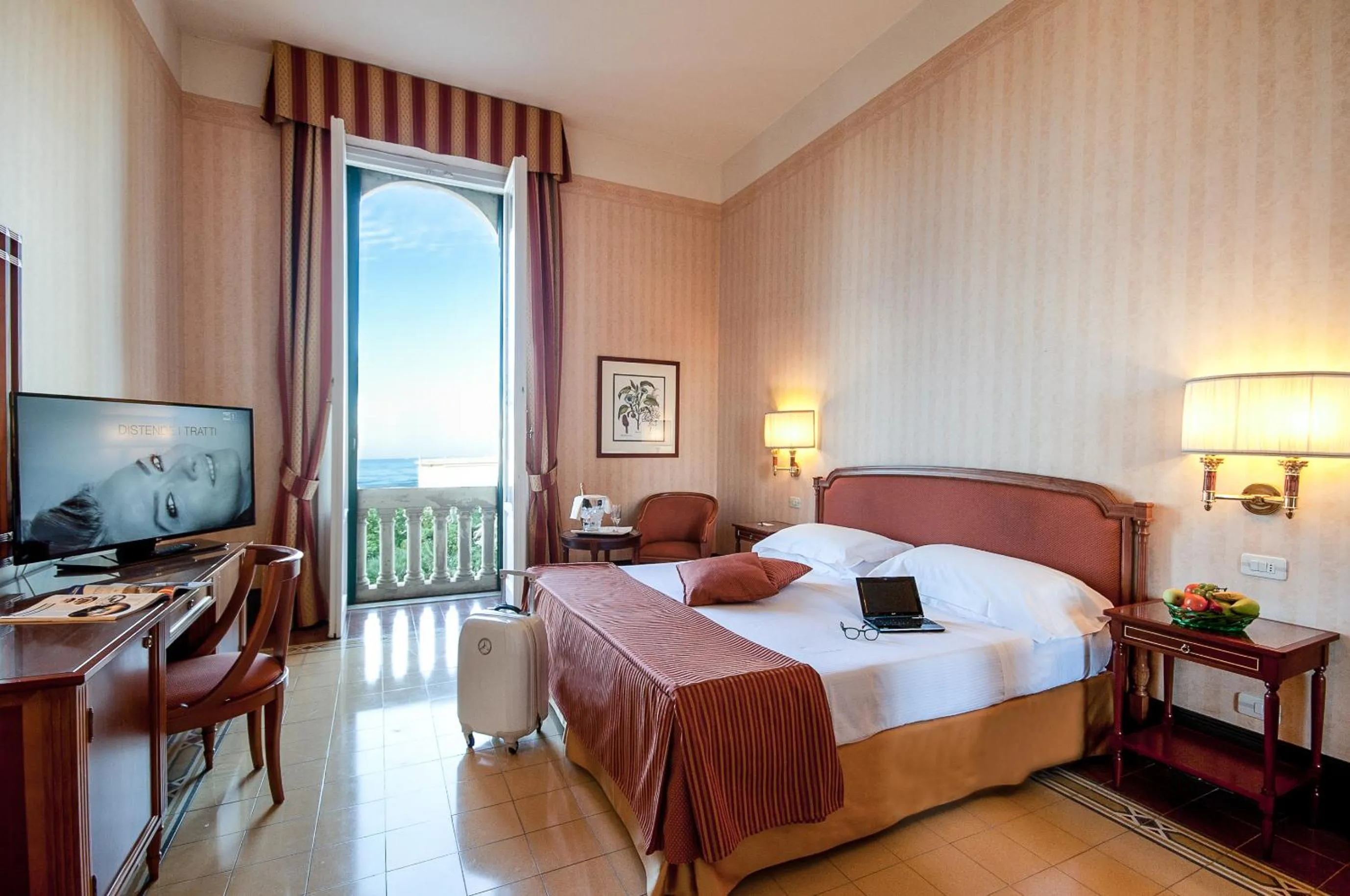 Bedroom, Bed in Grand Hotel Royal