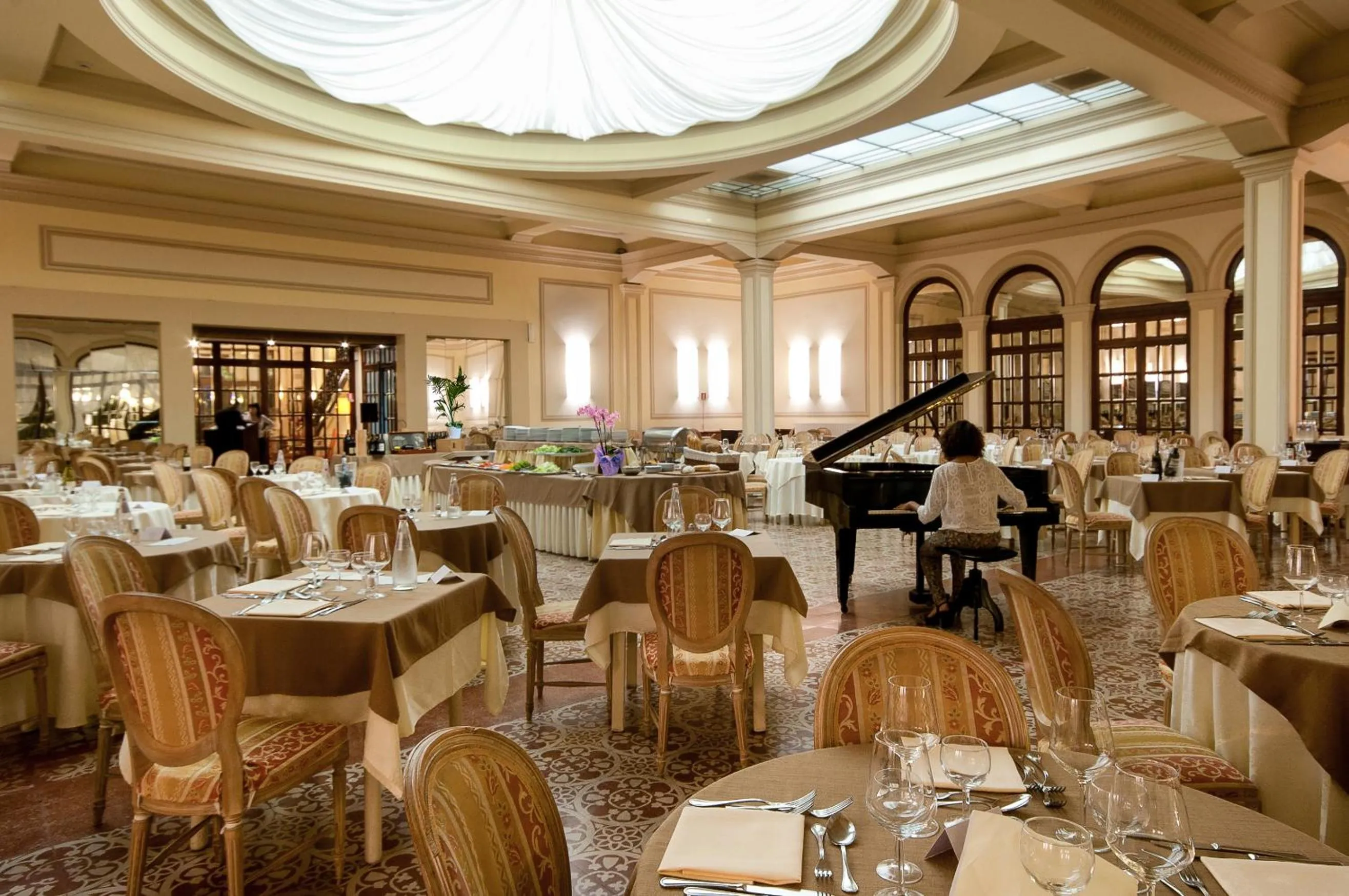 Restaurant/places to eat in Grand Hotel Royal