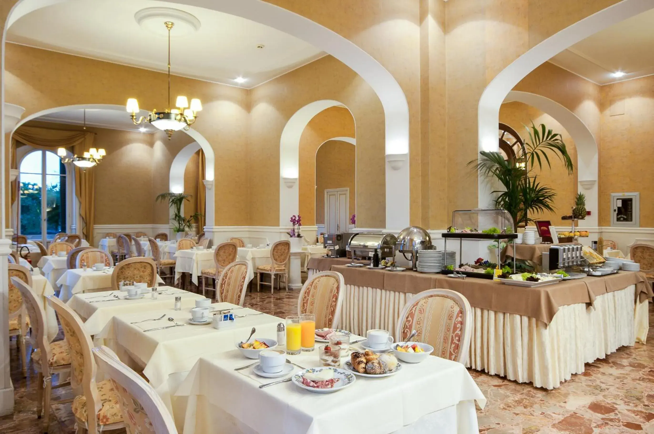 Restaurant/places to eat in Grand Hotel Royal Restaurant/places to eat in Grand Hotel Royal