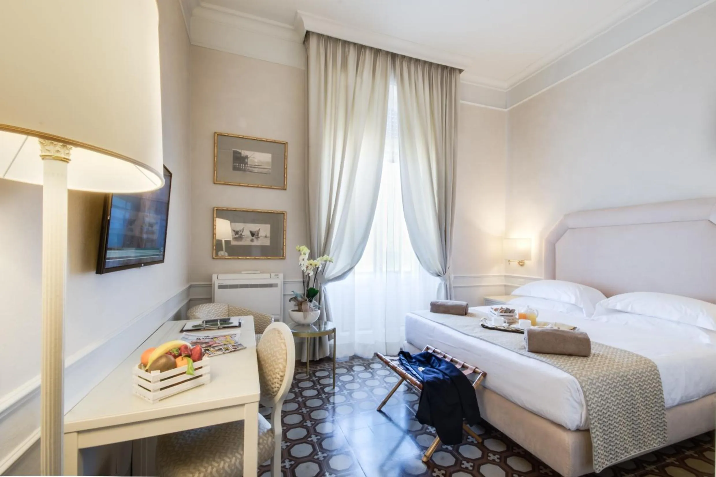 Photo of the whole room, Bed in Grand Hotel Royal