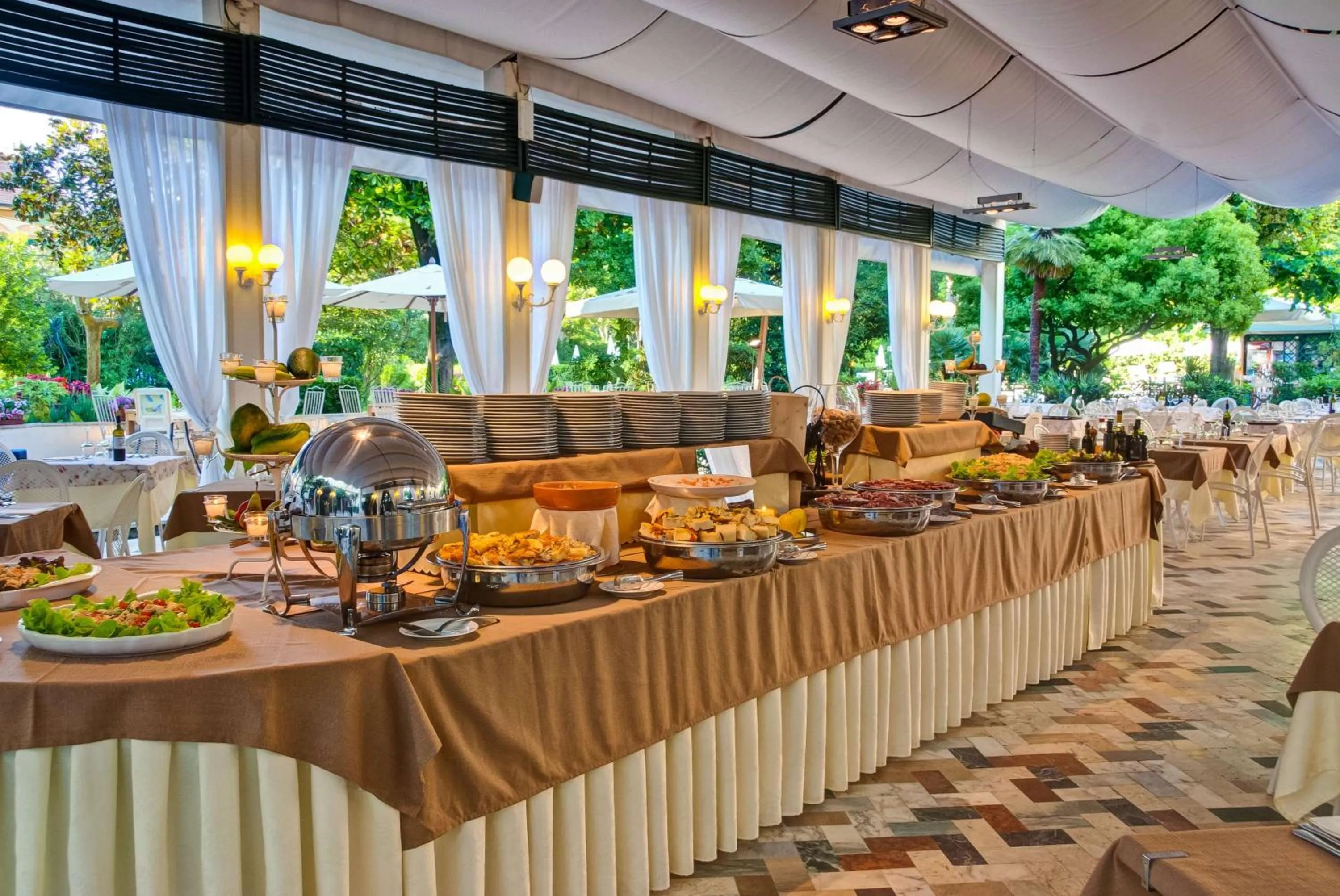 Restaurant/places to eat in Grand Hotel Royal