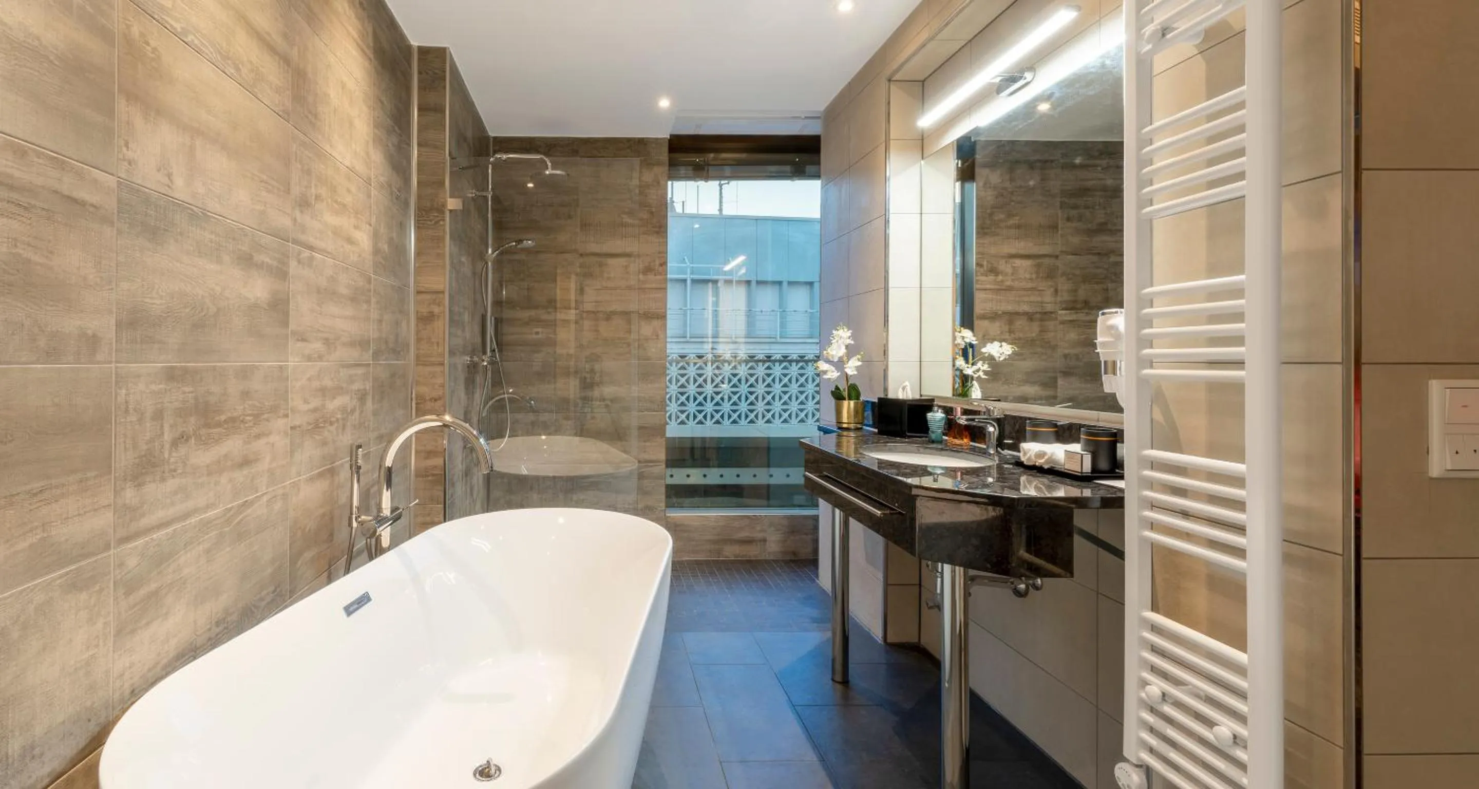 Bath in PLAZA Premium Heidelberg