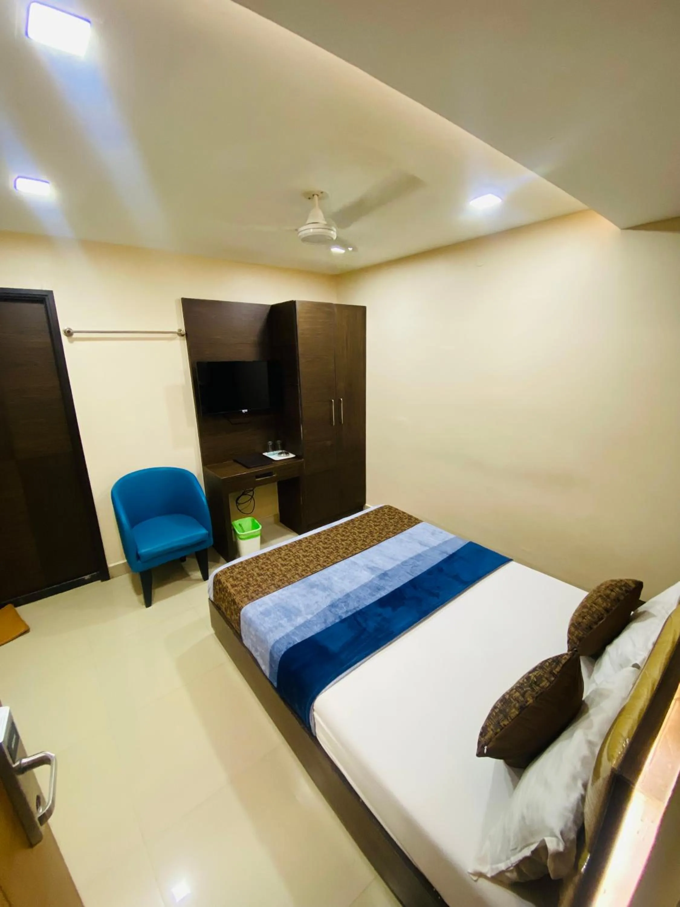 Bed in Greens Suite - Business Class Hotel - Opposite Ripon Building